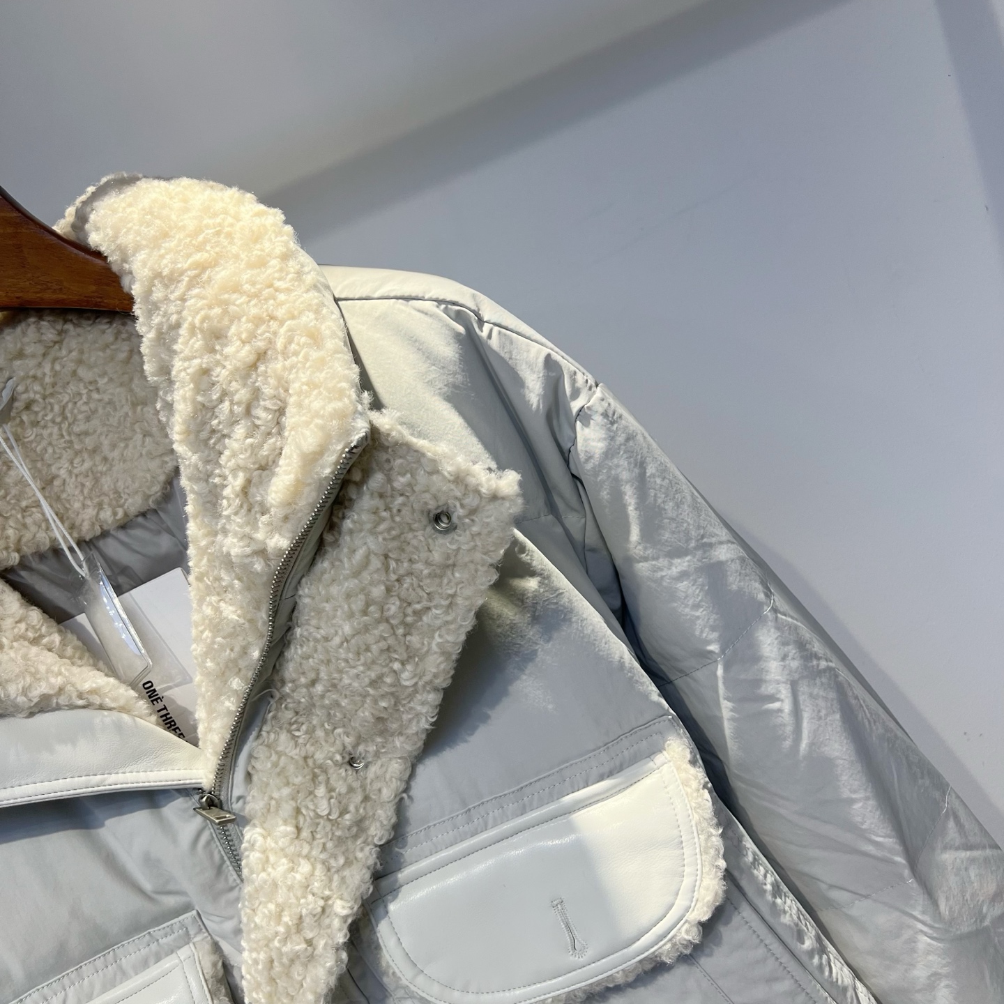 羽绒服 鸟 2025冬季新款羽绒服 加厚冬季保暖神器 走秀款 最近图案搭配毛毛边设计 简单百搭经典 细节