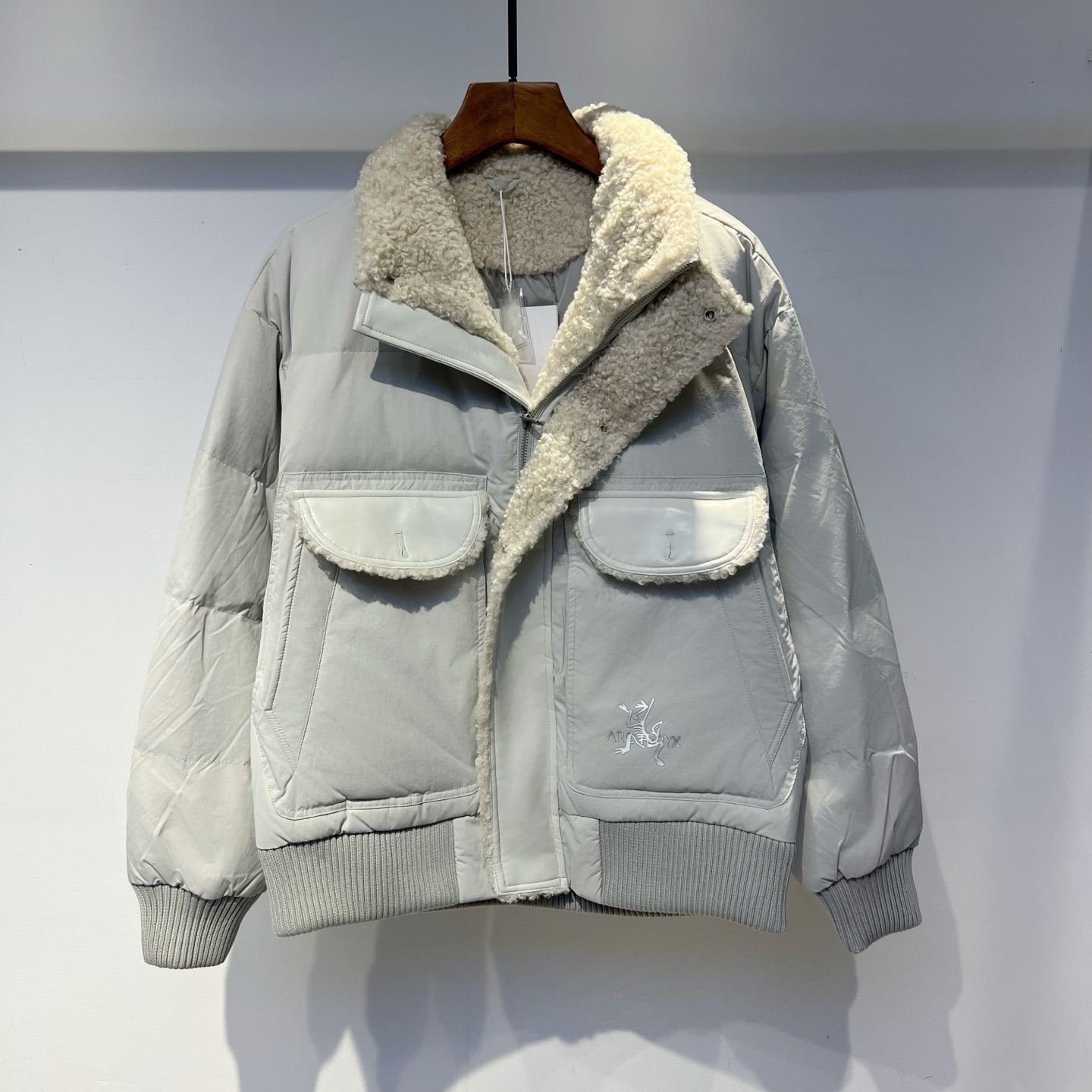 羽绒服 鸟 2025冬季新款羽绒服 加厚冬季保暖神器 走秀款 最近图案搭配毛毛边设计 简单百搭经典 细节