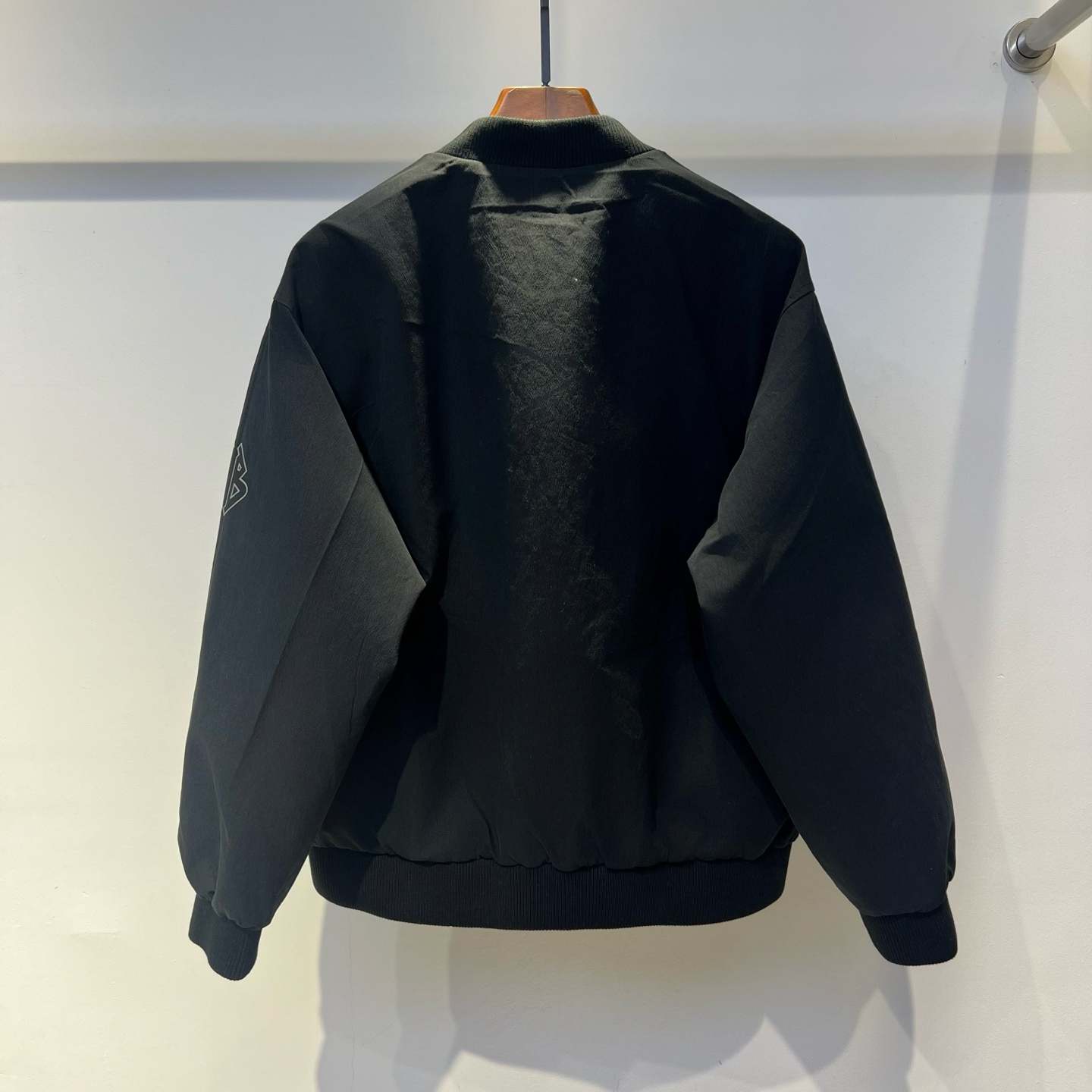 羽绒服 巴黎 2025冬季新款羽绒服 加厚冬季保暖神器 走秀款 最近图案搭配假两件设计 简单百搭经典 细