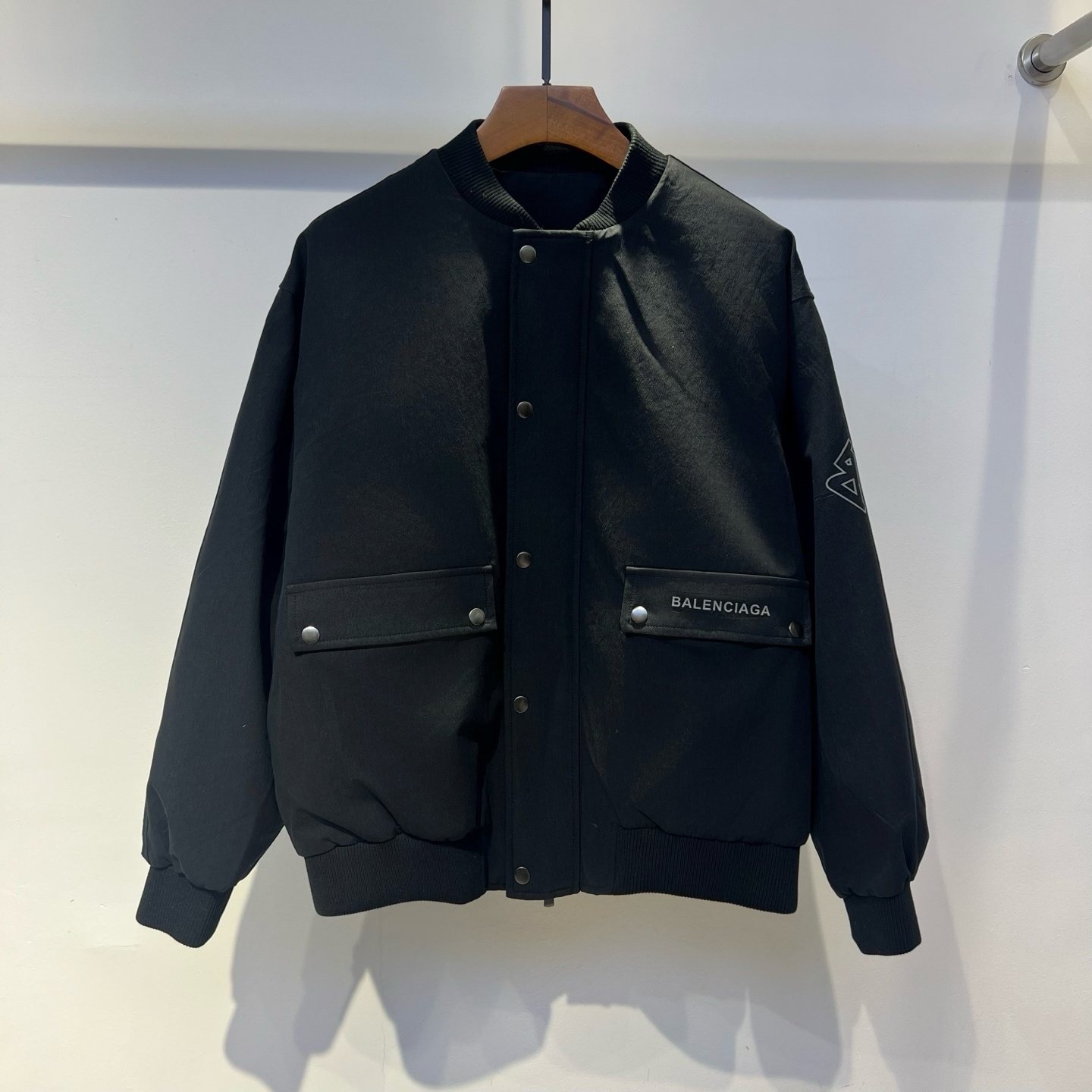 羽绒服 巴黎 2025冬季新款羽绒服 加厚冬季保暖神器 走秀款 最近图案搭配假两件设计 简单百搭经典 细