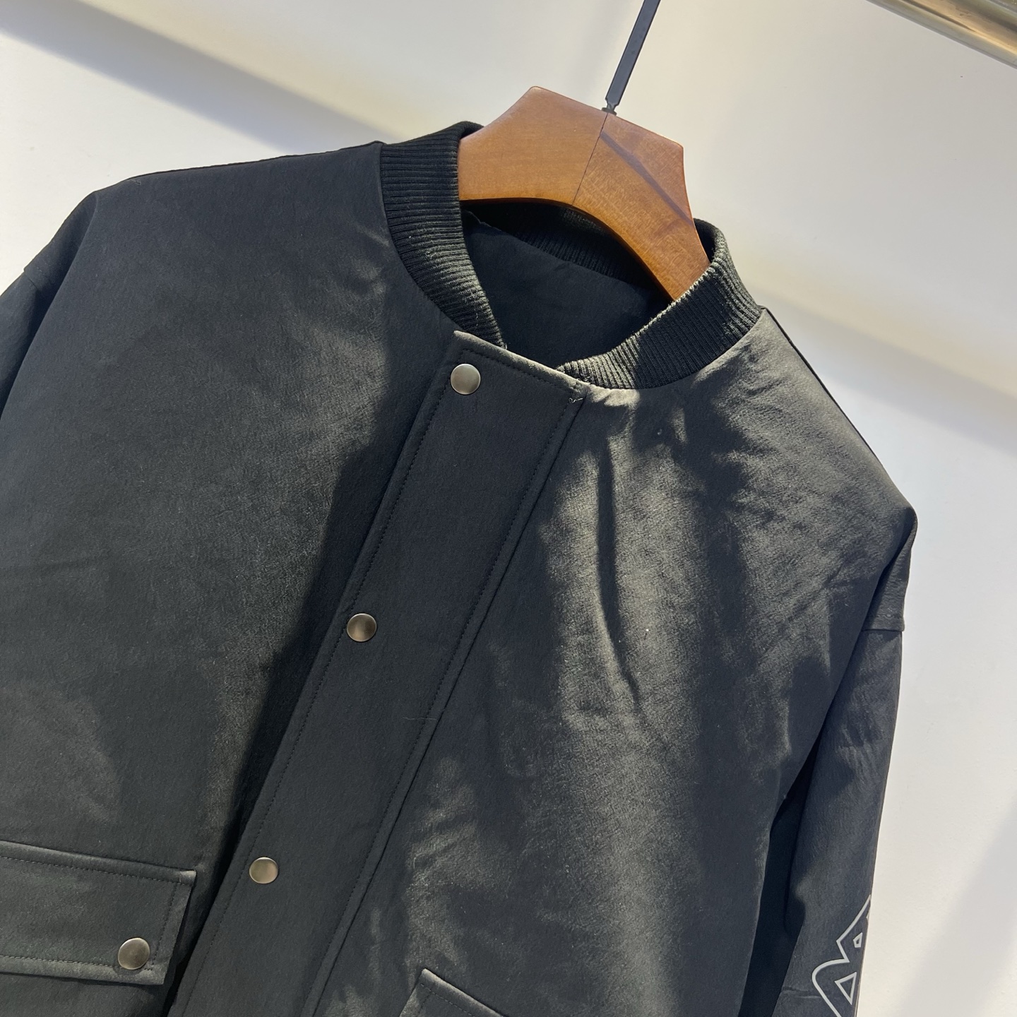 羽绒服 巴黎 2025冬季新款羽绒服 加厚冬季保暖神器 走秀款 最近图案搭配假两件设计 简单百搭经典 细