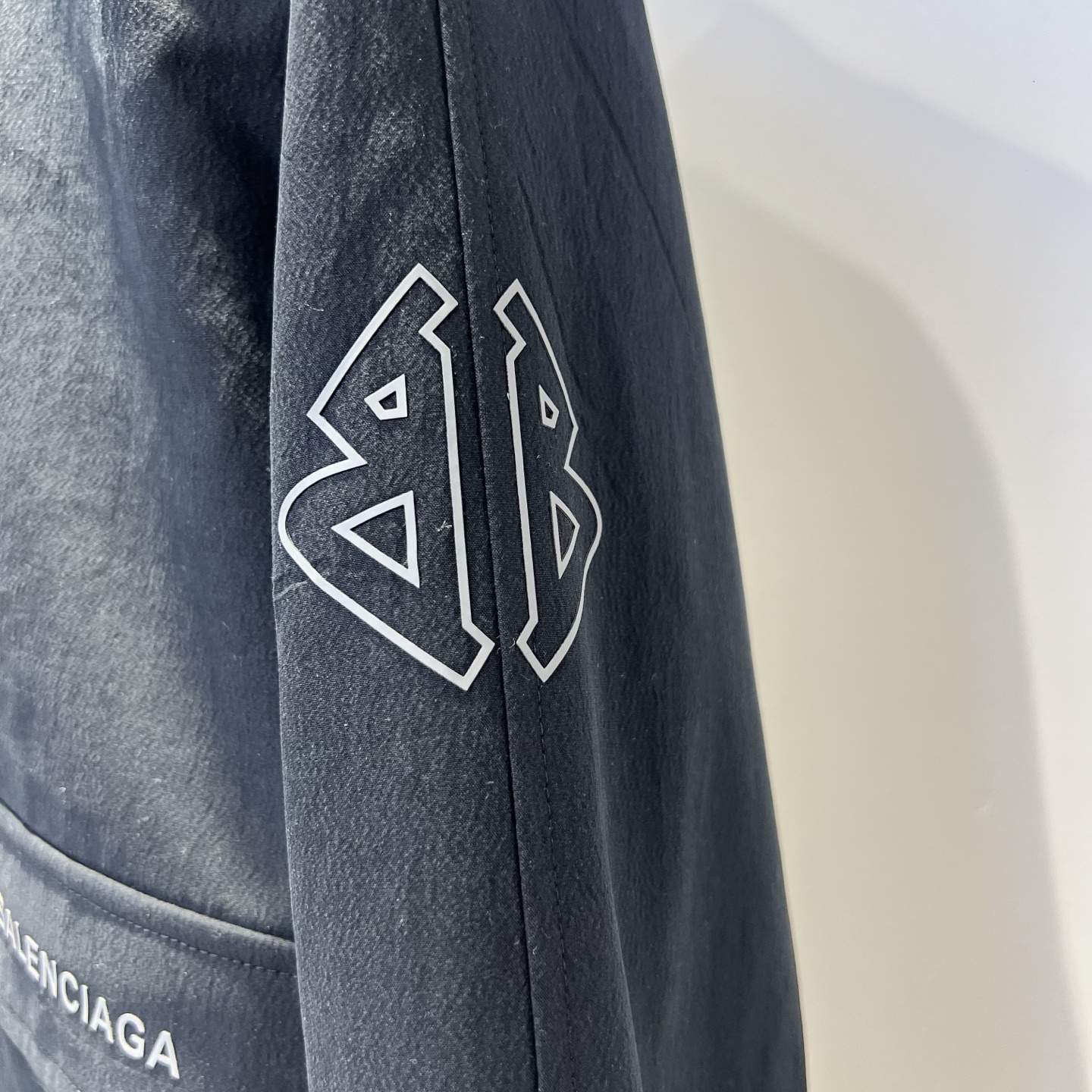 羽绒服 巴黎 2025冬季新款羽绒服 加厚冬季保暖神器 走秀款 最近图案搭配假两件设计 简单百搭经典 细