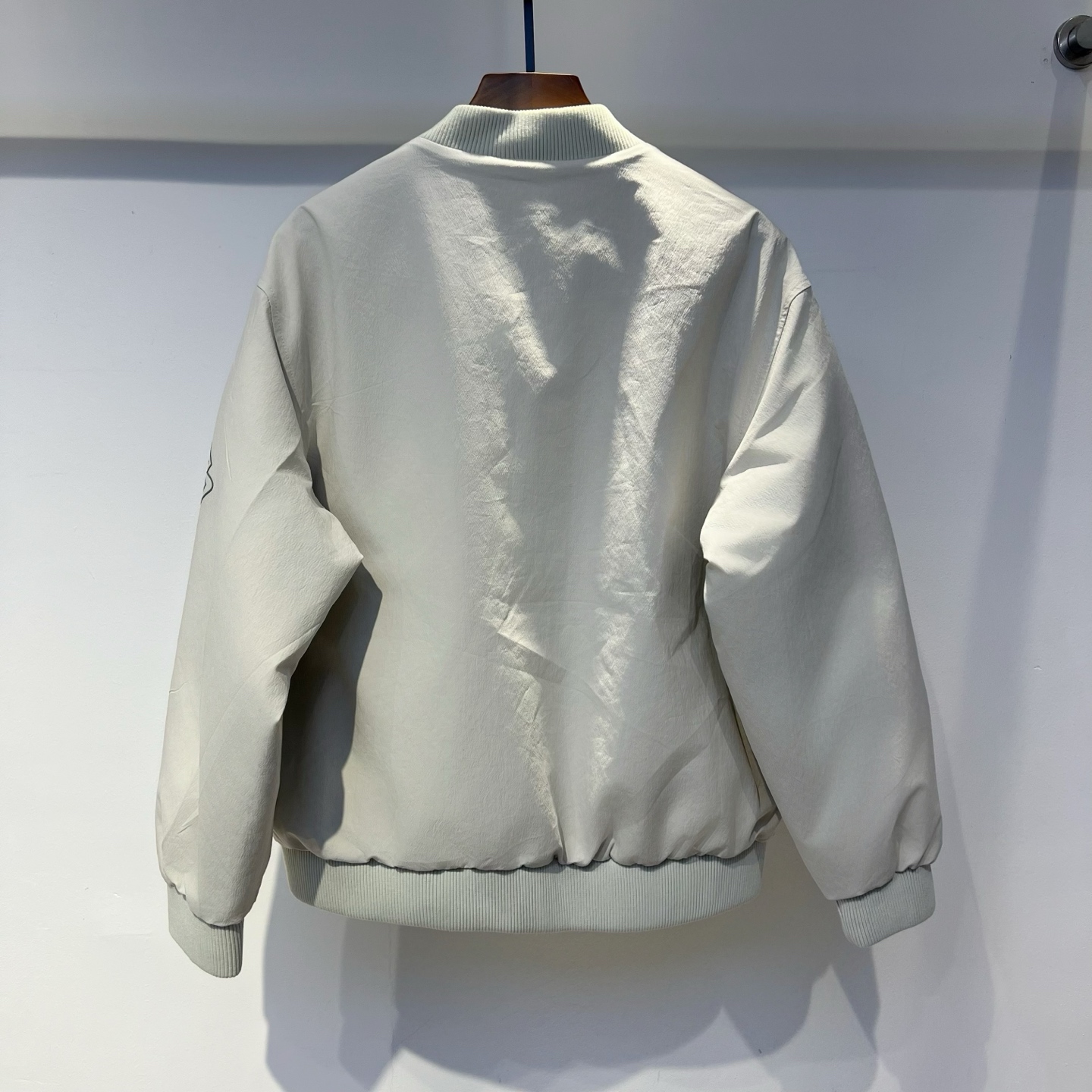 羽绒服 巴黎 2025冬季新款羽绒服 加厚冬季保暖神器 走秀款 最近图案搭配假两件设计 简单百搭经典 细