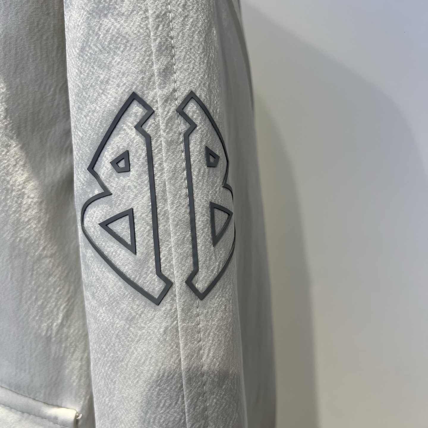 羽绒服 巴黎 2025冬季新款羽绒服 加厚冬季保暖神器 走秀款 最近图案搭配假两件设计 简单百搭经典 细