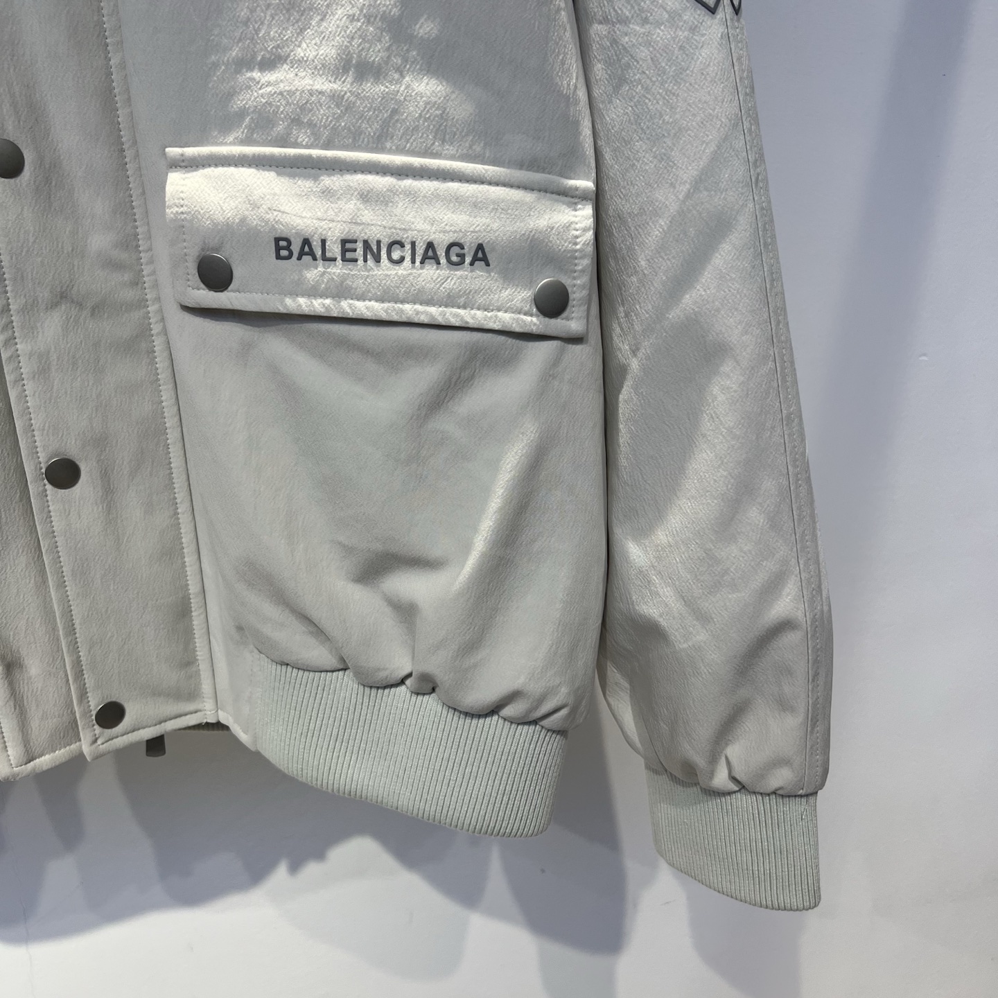 羽绒服 巴黎 2025冬季新款羽绒服 加厚冬季保暖神器 走秀款 最近图案搭配假两件设计 简单百搭经典 细