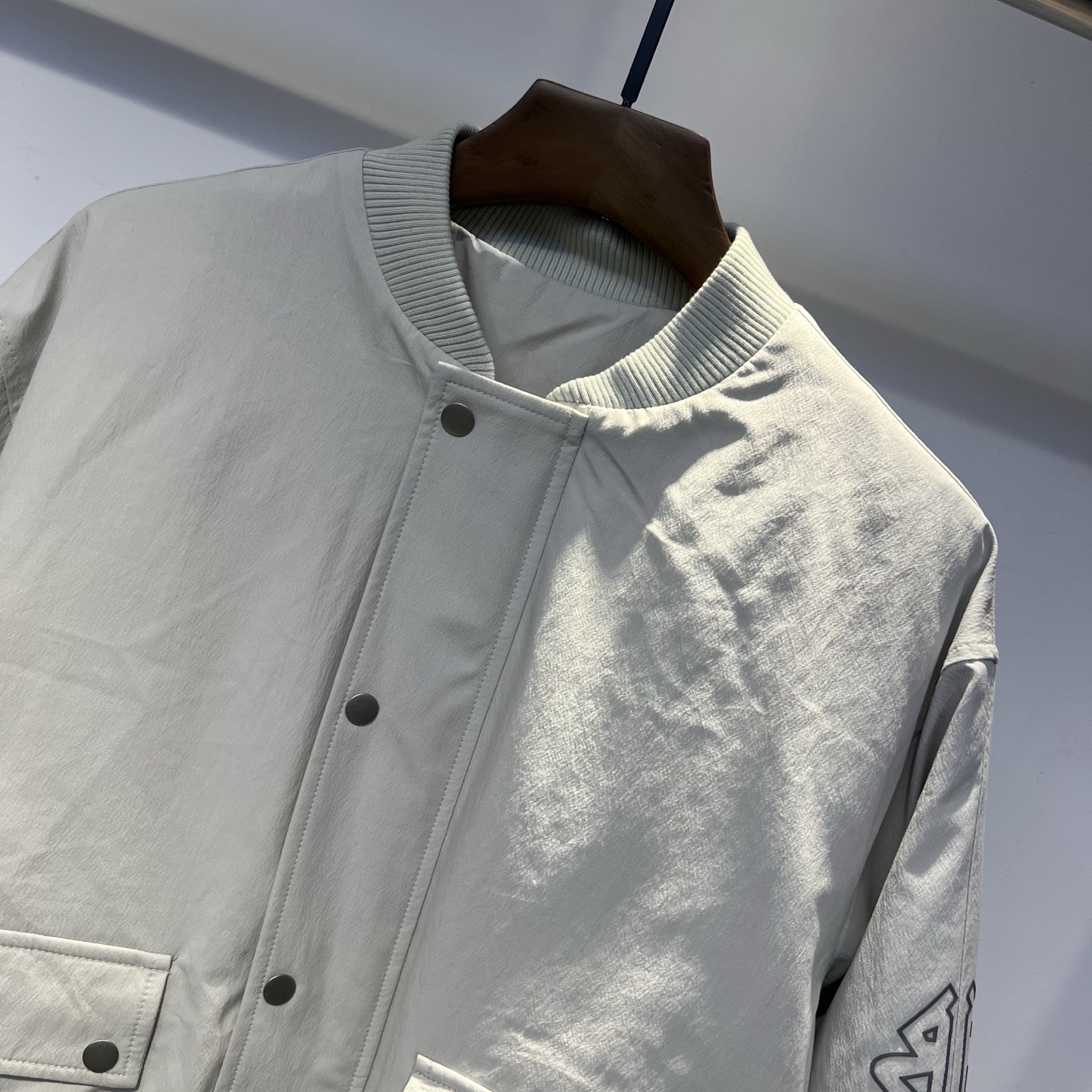 羽绒服 巴黎 2025冬季新款羽绒服 加厚冬季保暖神器 走秀款 最近图案搭配假两件设计 简单百搭经典 细