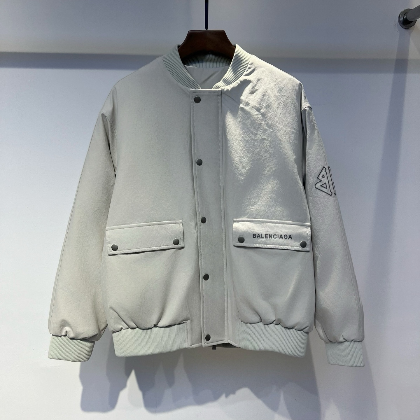 羽绒服 巴黎 2025冬季新款羽绒服 加厚冬季保暖神器 走秀款 最近图案搭配假两件设计 简单百搭经典 细