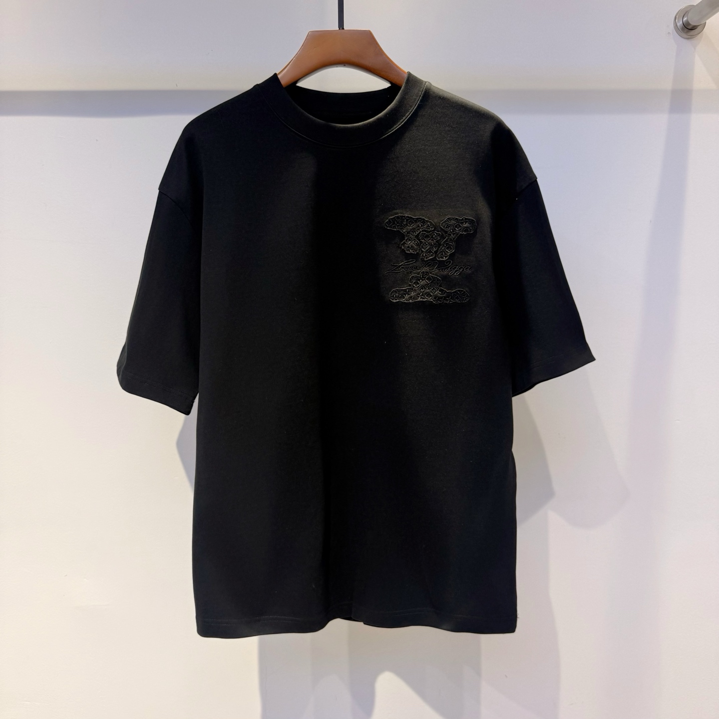 驴家2026夏季新款短袖 走秀款 今年最新最设计 非常洋气 独家定制原版面料 最新图案搭配刺绣设计 垂感