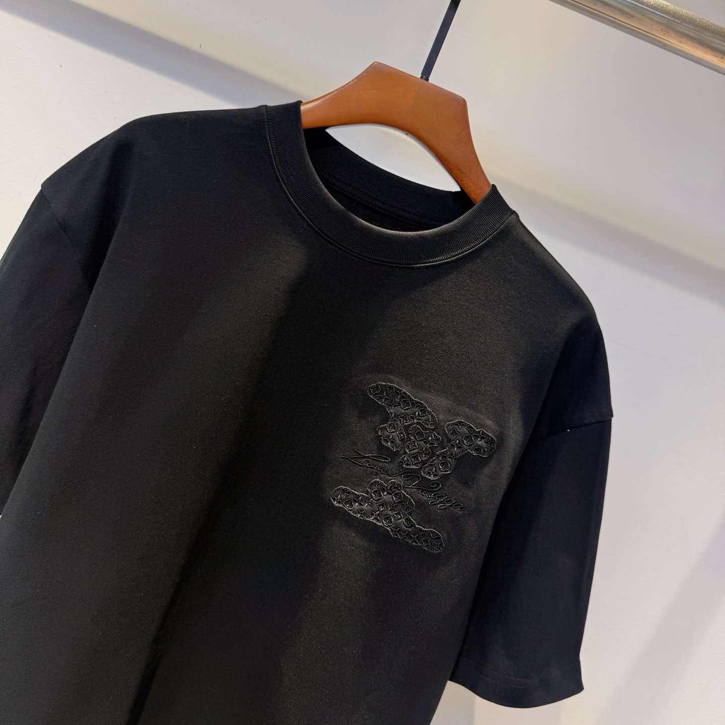 驴家2026夏季新款短袖 走秀款 今年最新最设计 非常洋气 独家定制原版面料 最新图案搭配刺绣设计 垂感