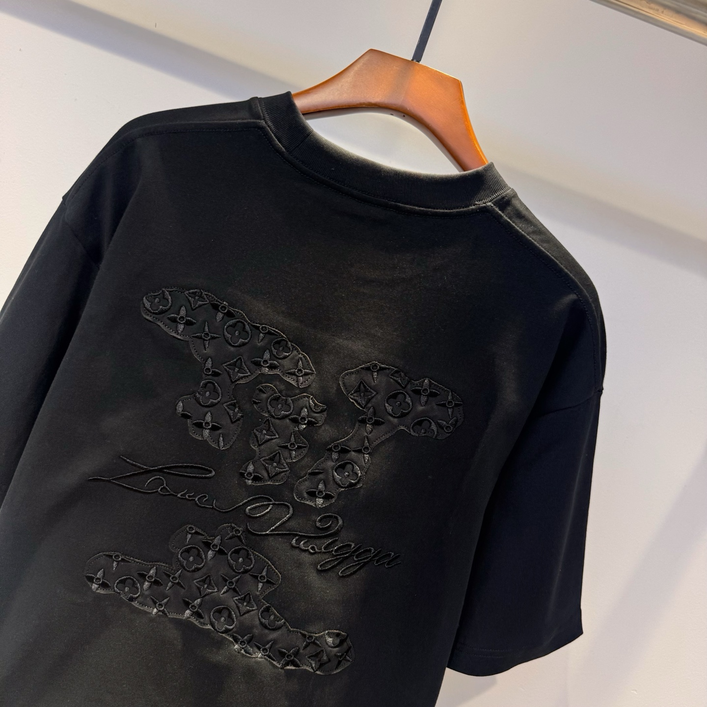 驴家2026夏季新款短袖 走秀款 今年最新最设计 非常洋气 独家定制原版面料 最新图案搭配刺绣设计 垂感