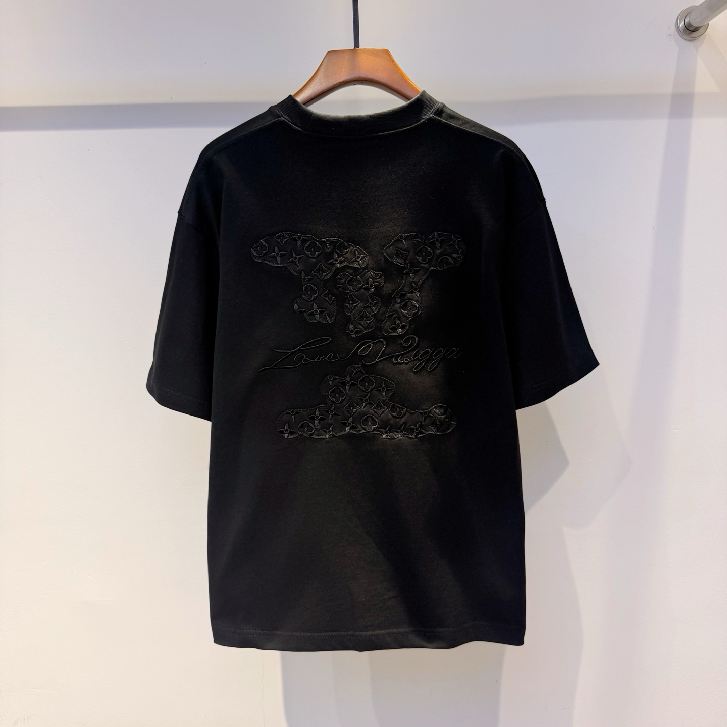 驴家2026夏季新款短袖 走秀款 今年最新最设计 非常洋气 独家定制原版面料 最新图案搭配刺绣设计 垂感