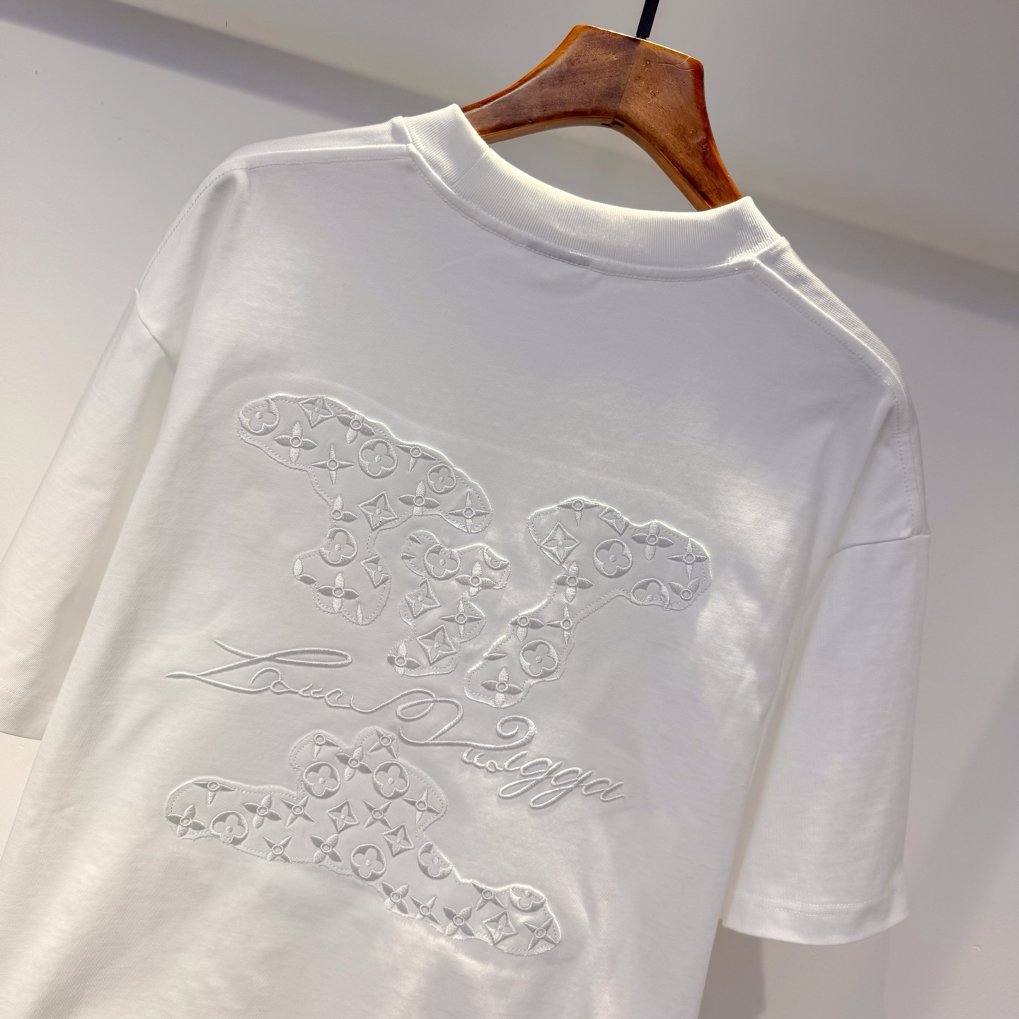 驴家 2026夏季新款短袖 走秀款 今年最新最设计 非常洋气 独家定制原版面料 最新图案搭配刺绣设计 垂