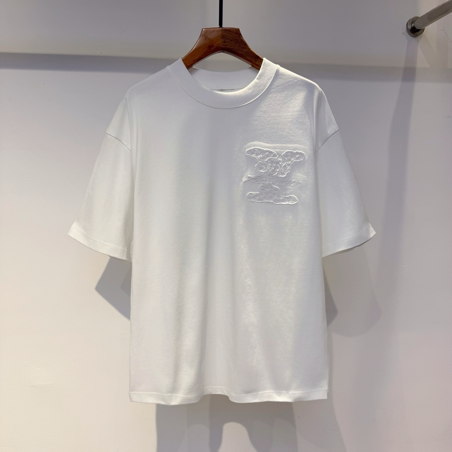 驴家 2026夏季新款短袖 走秀款 今年最新最设计 非常洋气 独家定制原版面料 最新图案搭配刺绣设计 垂