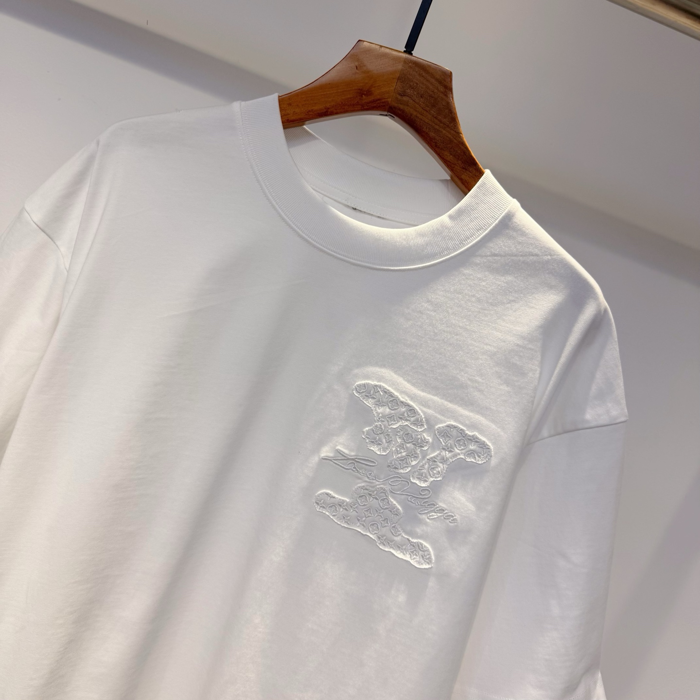 驴家 2026夏季新款短袖 走秀款 今年最新最设计 非常洋气 独家定制原版面料 最新图案搭配刺绣设计 垂