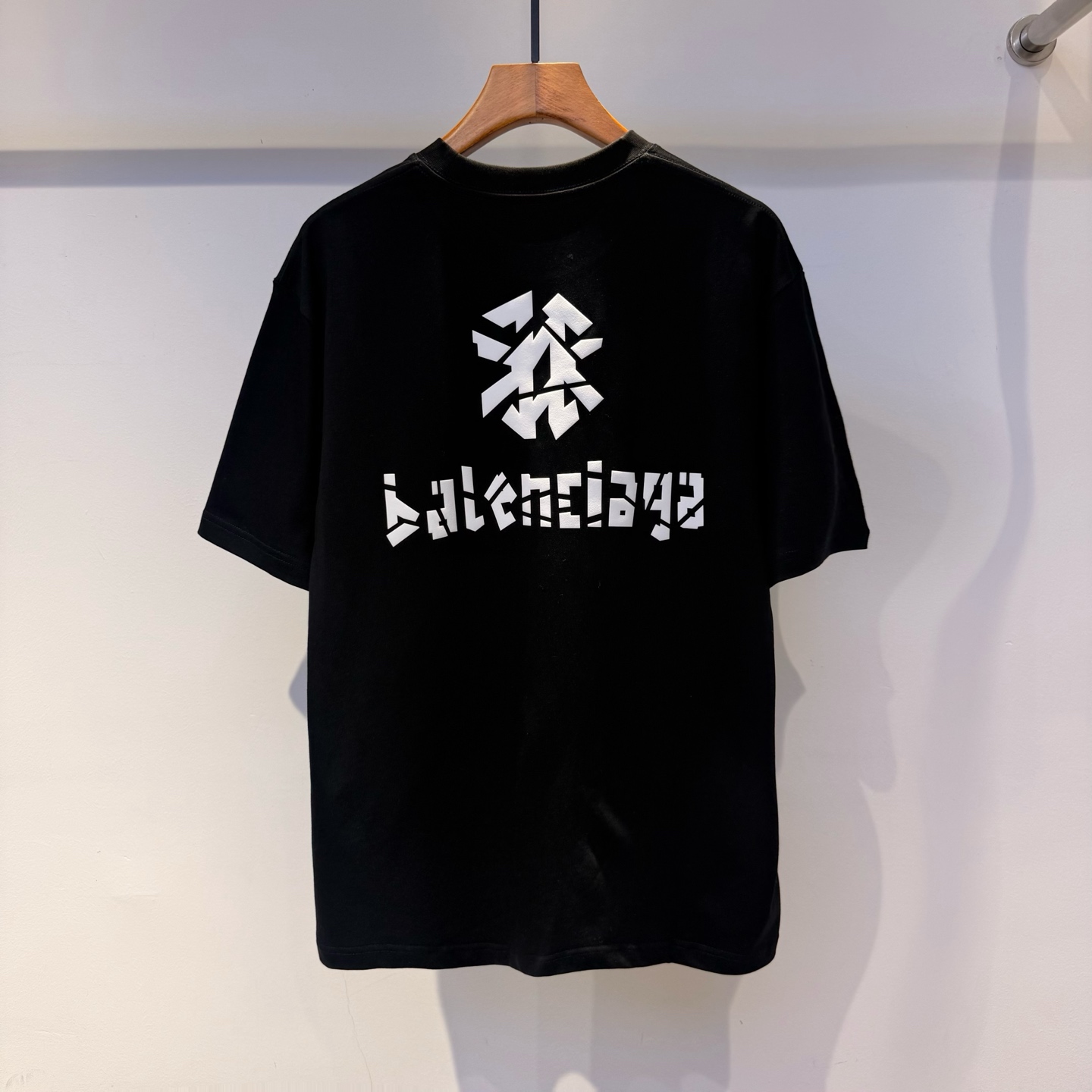 巴黎 2026夏季新款短袖 走秀款 今年最新最设计 非常洋气 独家定制原版面料 最新图案设计 垂感超好不