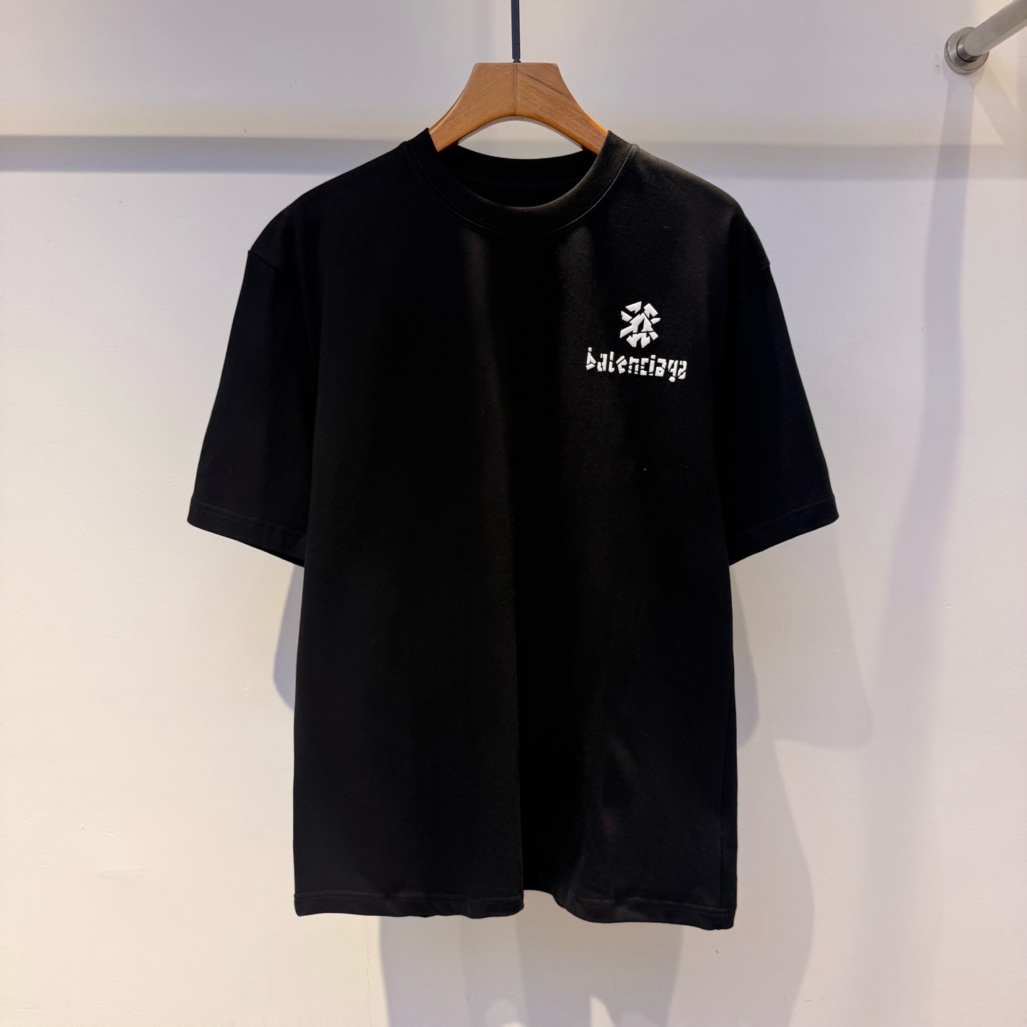 巴黎 2026夏季新款短袖 走秀款 今年最新最设计 非常洋气 独家定制原版面料 最新图案设计 垂感超好不