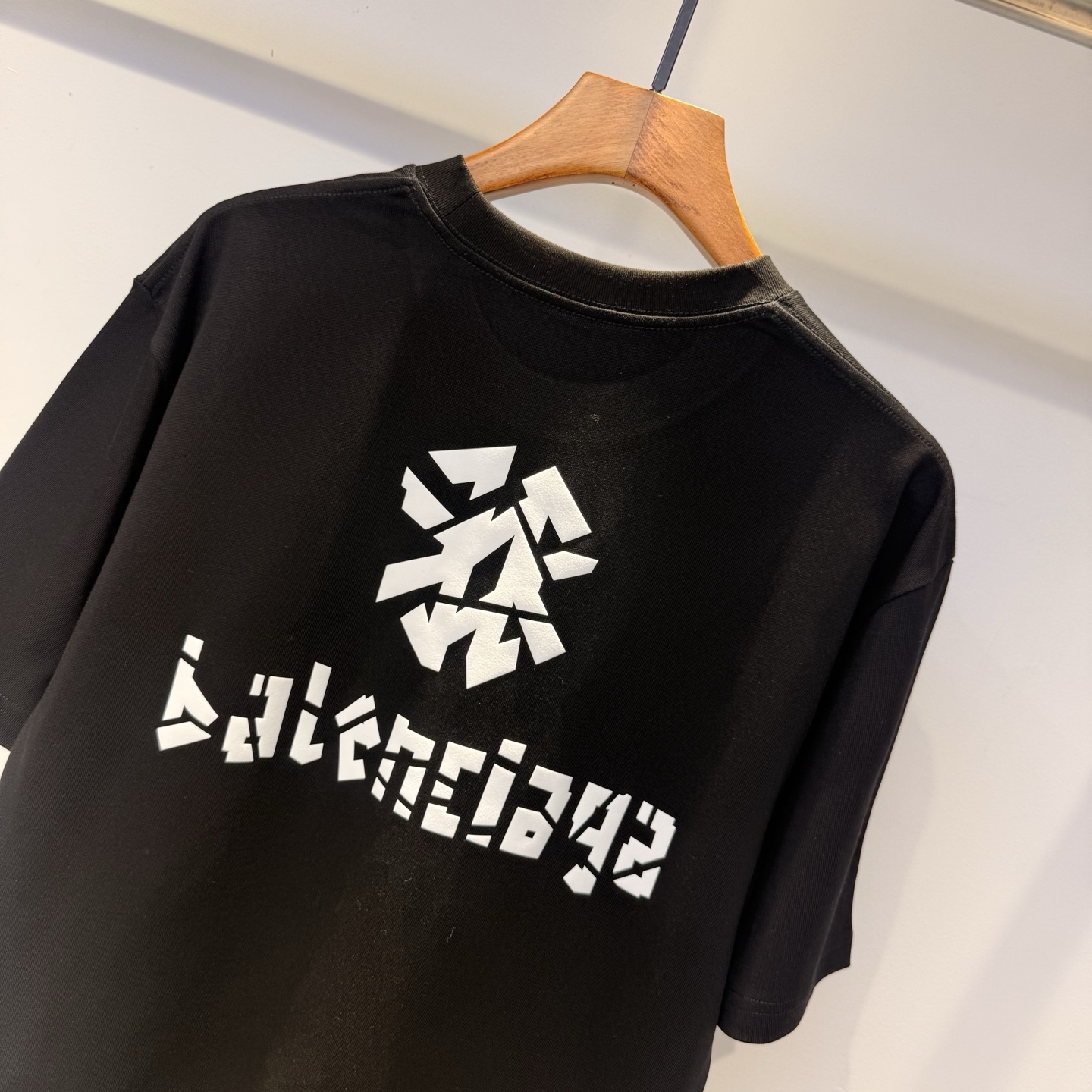 巴黎 2026夏季新款短袖 走秀款 今年最新最设计 非常洋气 独家定制原版面料 最新图案设计 垂感超好不