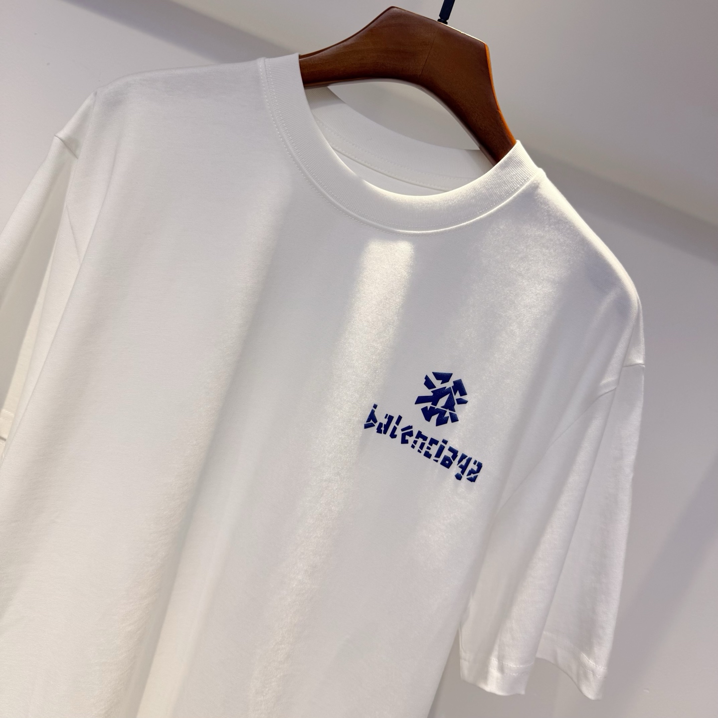 巴黎 2026夏季新款短袖 走秀款 今年最新最设计 非常洋气 独家定制原版面料 最新图案设计 垂感超好不