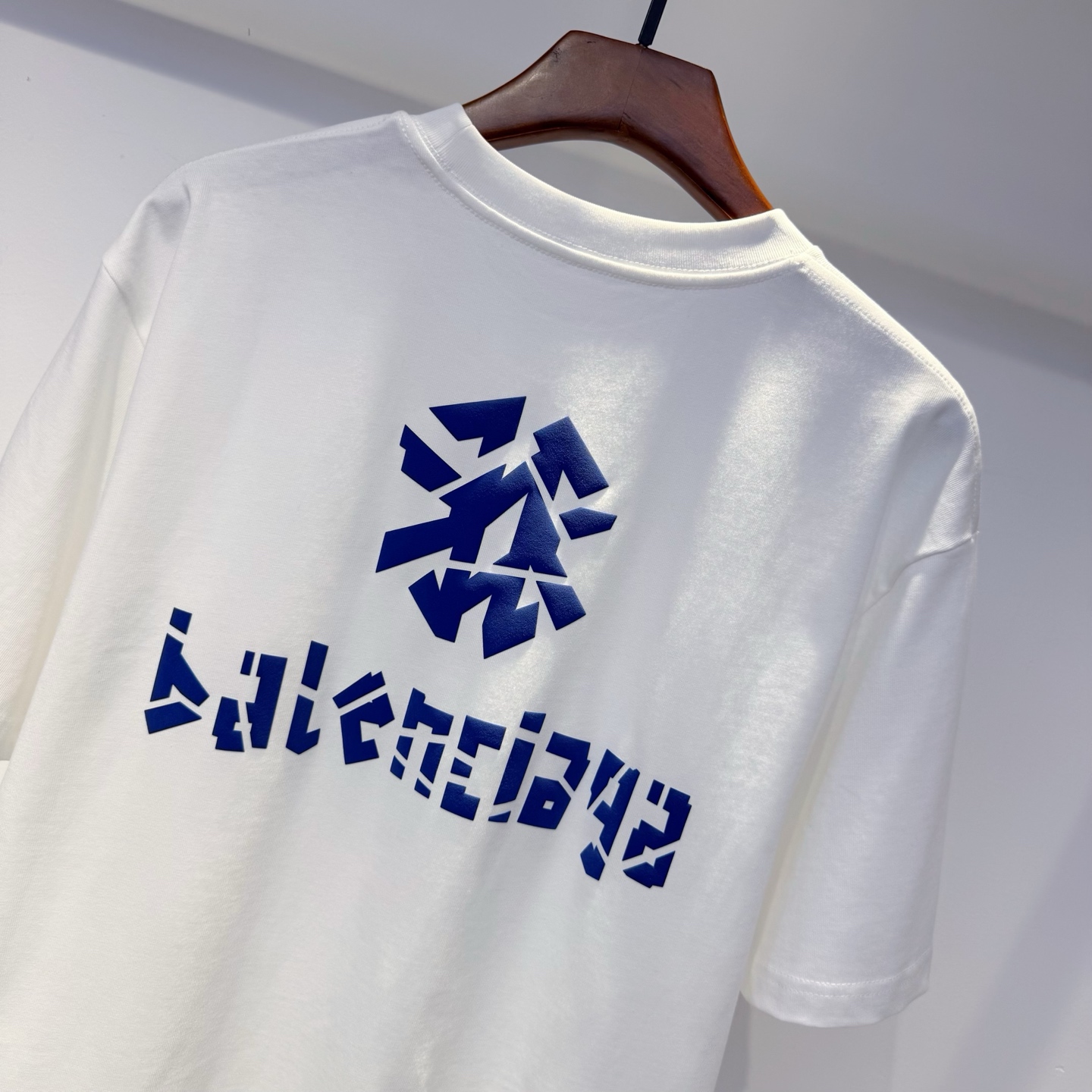 巴黎 2026夏季新款短袖 走秀款 今年最新最设计 非常洋气 独家定制原版面料 最新图案设计 垂感超好不