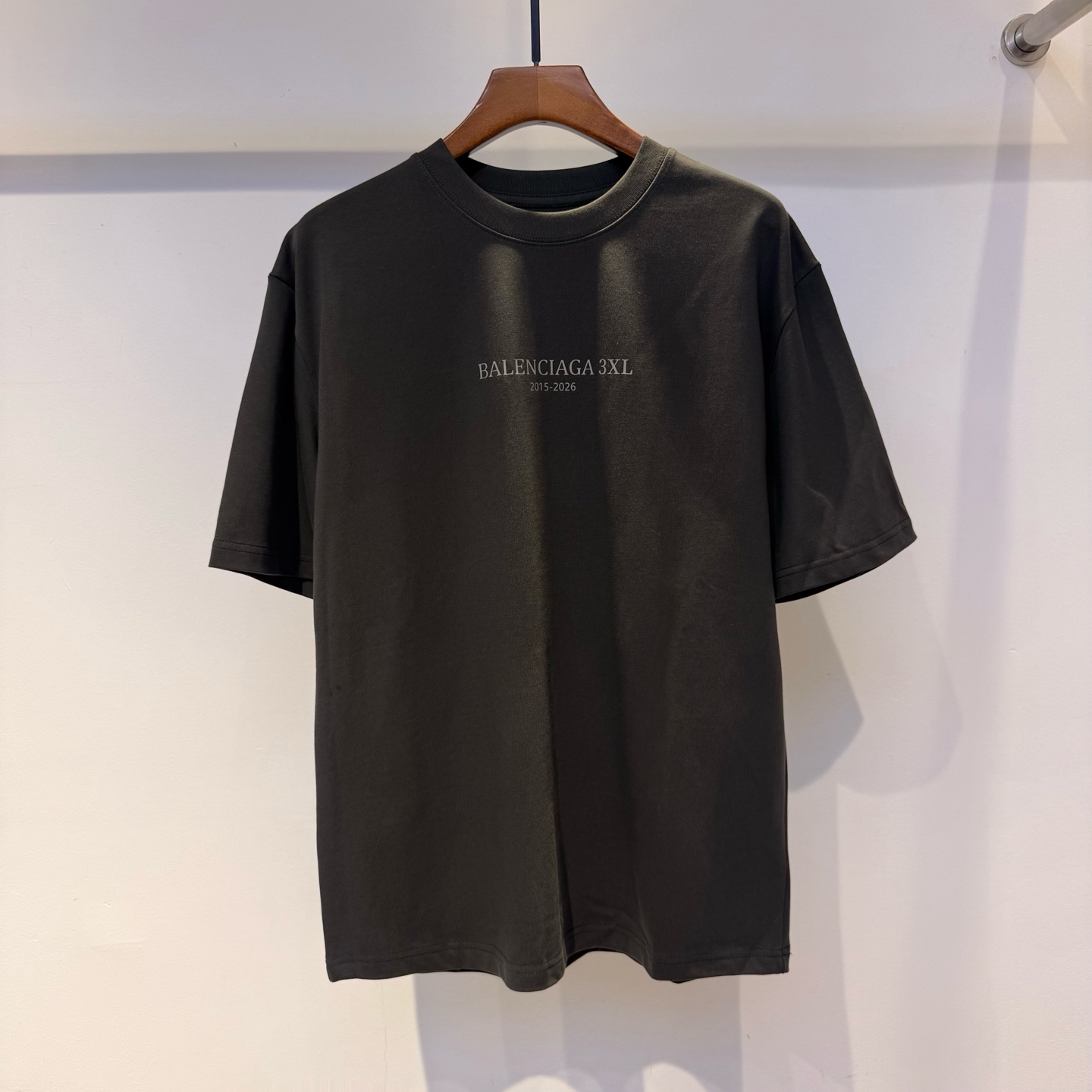 巴黎 2026夏季新款短袖 走秀款 今年最新最设计 非常洋气 独家定制原版面料 最新图案设计 垂感超好不