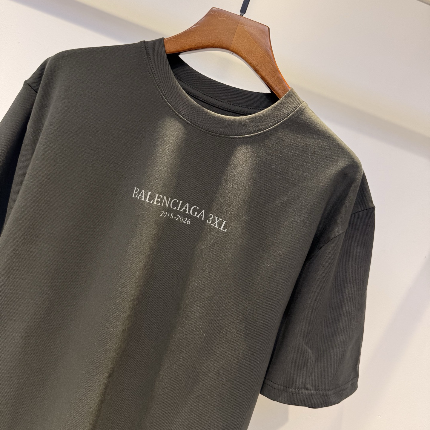 巴黎 2026夏季新款短袖 走秀款 今年最新最设计 非常洋气 独家定制原版面料 最新图案设计 垂感超好不