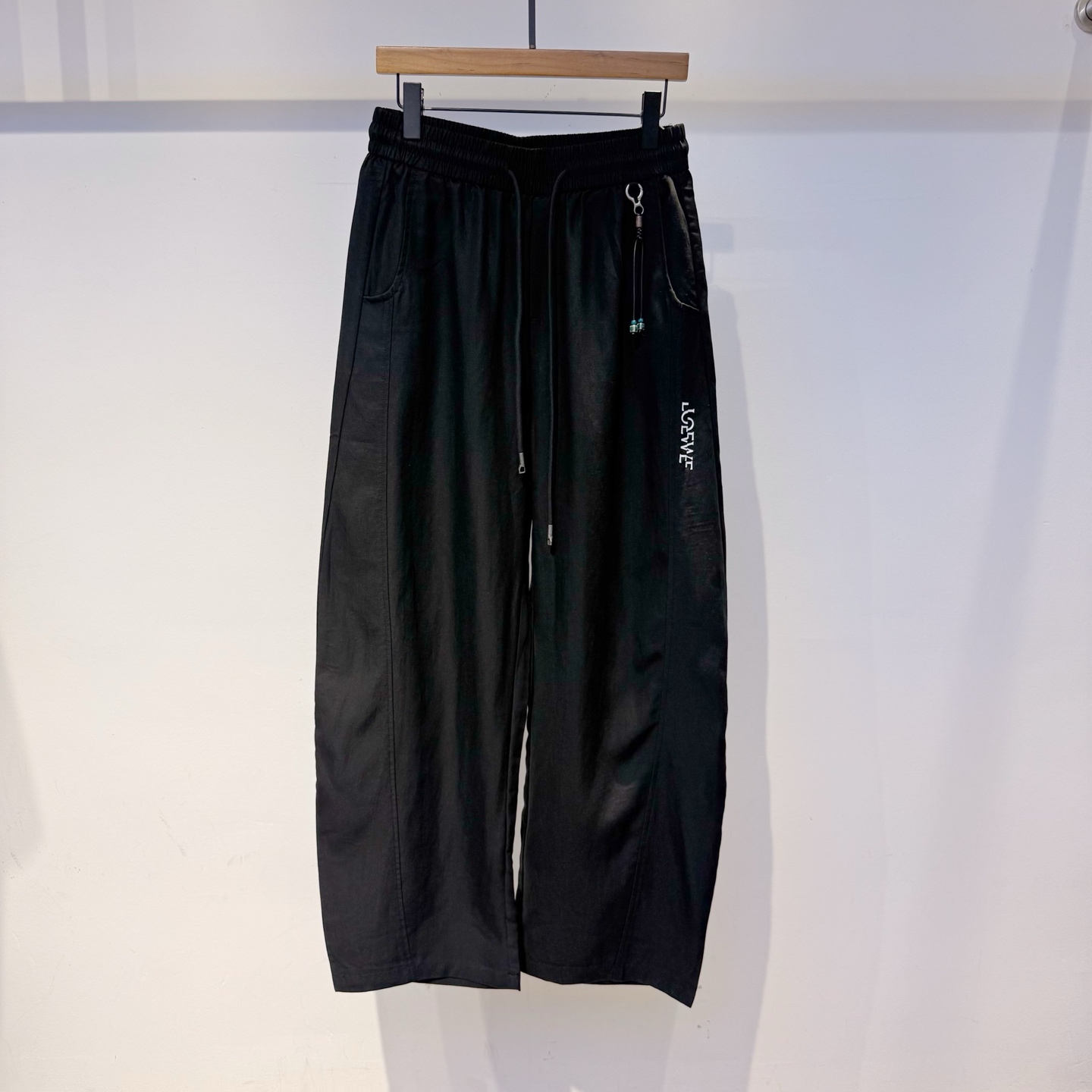 NO:948372,. Luo 1 Wei 2026 spring and summer new trousers, catwalk style, exclusively customized cotton and linen fabrics, paired with straight pants, fashionable and handsome, very good drape and not easy to wrinkle, perfect details and flawless fit, great fit, great upper body effect, versatile and fashionable, color black gray size m-3xl,,19860909. 罗1威 2026春夏新款裤子 走秀款 独家定制棉麻面料 搭配直筒裤版型 时尚帅气 垂感超好不易褶皱 细节走线完美无瑕疵 版型超好 上身效果棒棒哒 百搭又不失时尚感 颜色 黑色 灰色 码数m-3xl,,,Men's clothing
