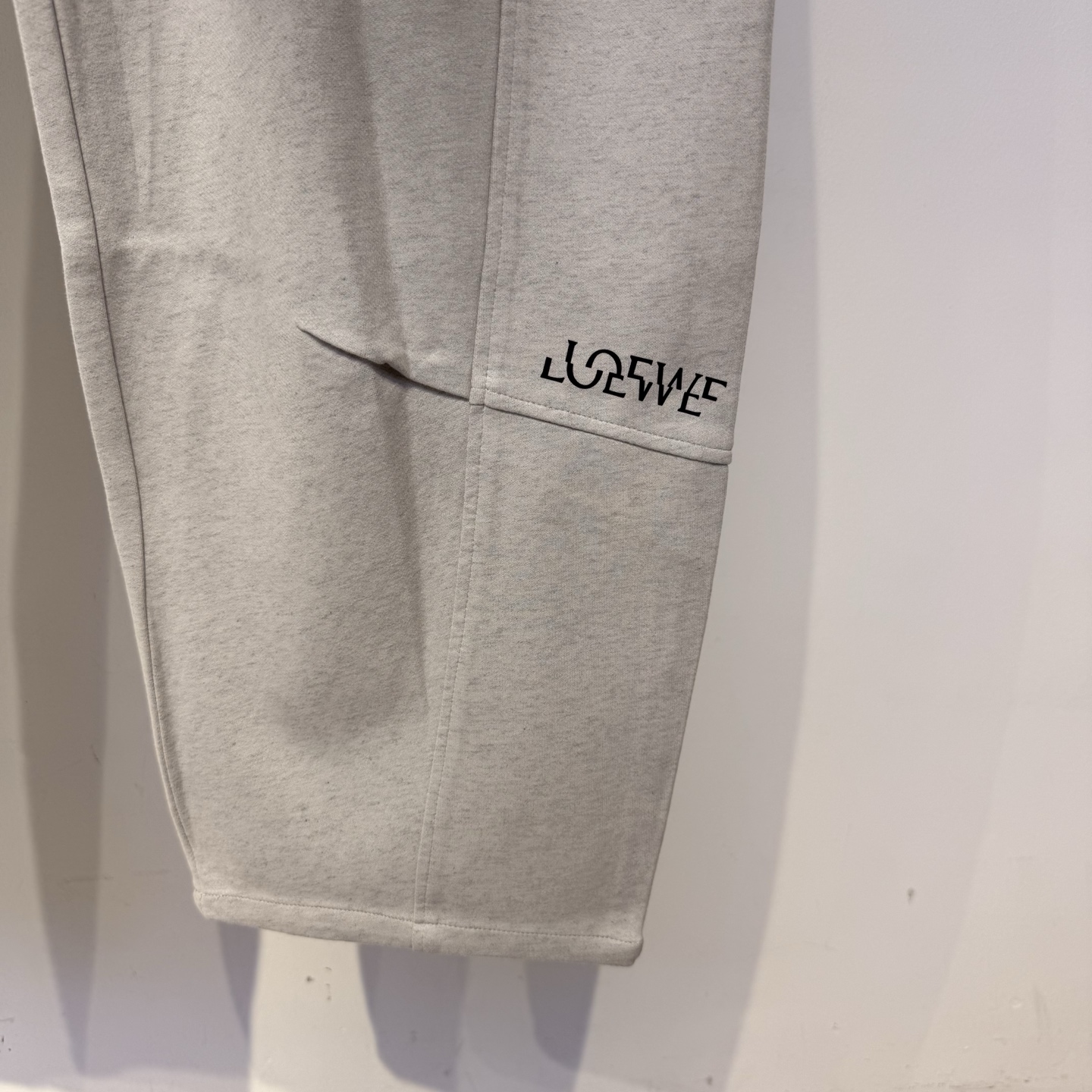 罗1威 2026早秋新款裤子 走秀款 独家定制卫裤面料 搭配洗水拼接设计 时尚帅气 垂感超好不易褶皱 细节走线完美无瑕疵