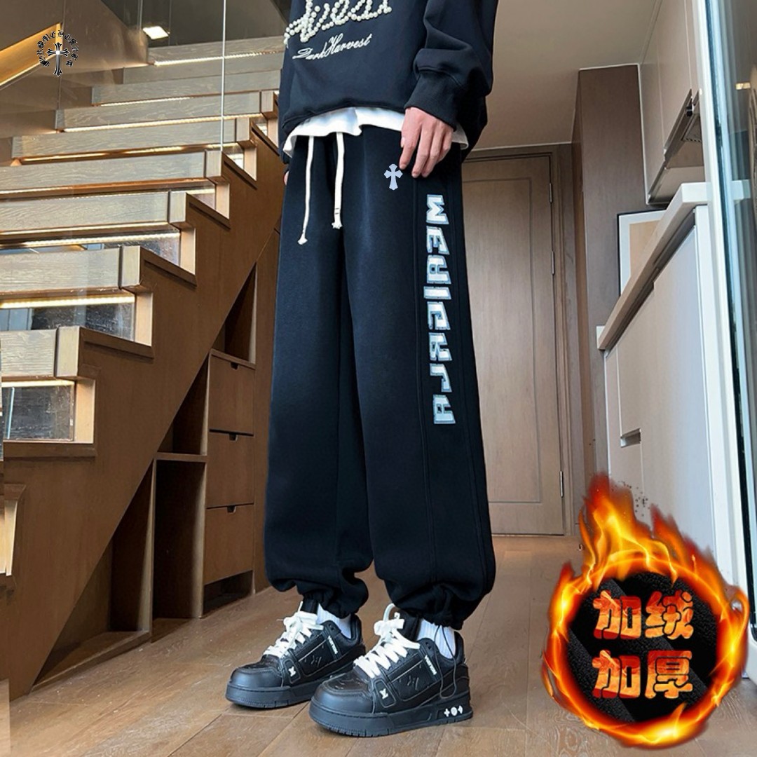 💰150
CHROME HEARTS✘克罗心海外版26ss🔥新款水洗磨毛刺绣涂鸦串标相拼加绒加厚休闲运动裤
    裤子版型宽松  细节完美  全棉针织加绒加厚面料耐磨耐脏 立体裁剪宽松版型   进口机器印花反复水洗不会开裂脱落   男女同款情侣款
颜色:  黑色    
尺码：M-3XL
           裤长         腰围          臀围
M         96            76            106
L          97            80            110
XL        98            84            114
2XL    100            88            118
3XL    102            92            122