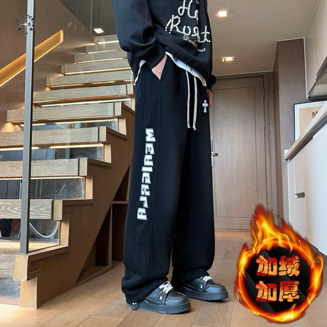 💰150
CHROME HEARTS✘克罗心海外版26ss🔥新款水洗磨毛刺绣涂鸦串标相拼加绒加厚休闲运动裤
    裤子版型宽松  细节完美  全棉针织加绒加厚面料耐磨耐脏 立体裁剪宽松版型   进口机器印花反复水洗不会开裂脱落   男女同款情侣款
颜色:  黑色    
尺码：M-3XL
           裤长         腰围          臀围
M         96            76            106
L          97            80            110
XL        98            84            114
2XL    100            88            118
3XL    102            92            122