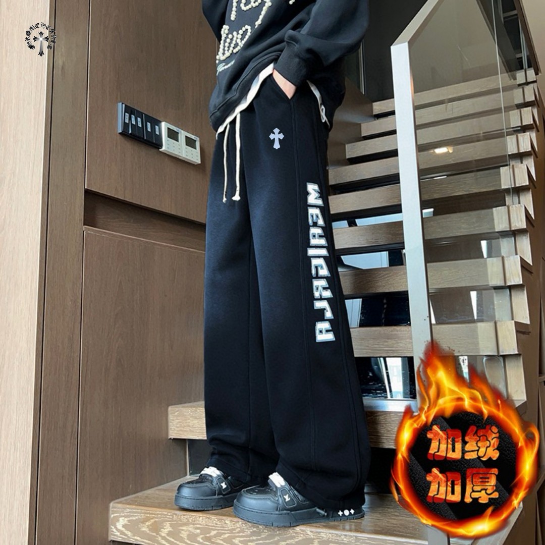 💰150
CHROME HEARTS✘克罗心海外版26ss🔥新款水洗磨毛刺绣涂鸦串标相拼加绒加厚休闲运动裤
    裤子版型宽松  细节完美  全棉针织加绒加厚面料耐磨耐脏 立体裁剪宽松版型   进口机器印花反复水洗不会开裂脱落   男女同款情侣款
颜色:  黑色    
尺码：M-3XL
           裤长         腰围          臀围
M         96            76            106
L          97            80            110
XL        98            84            114
2XL    100            88            118
3XL    102            92            122