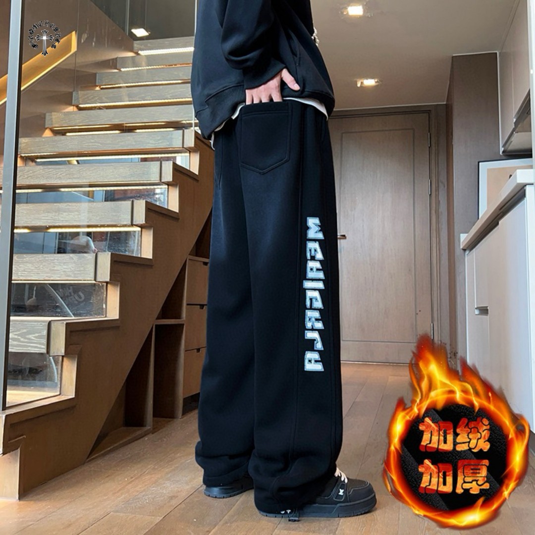 💰150
CHROME HEARTS✘克罗心海外版26ss🔥新款水洗磨毛刺绣涂鸦串标相拼加绒加厚休闲运动裤
    裤子版型宽松  细节完美  全棉针织加绒加厚面料耐磨耐脏 立体裁剪宽松版型   进口机器印花反复水洗不会开裂脱落   男女同款情侣款
颜色:  黑色    
尺码：M-3XL
           裤长         腰围          臀围
M         96            76            106
L          97            80            110
XL        98            84            114
2XL    100            88            118
3XL    102            92            122