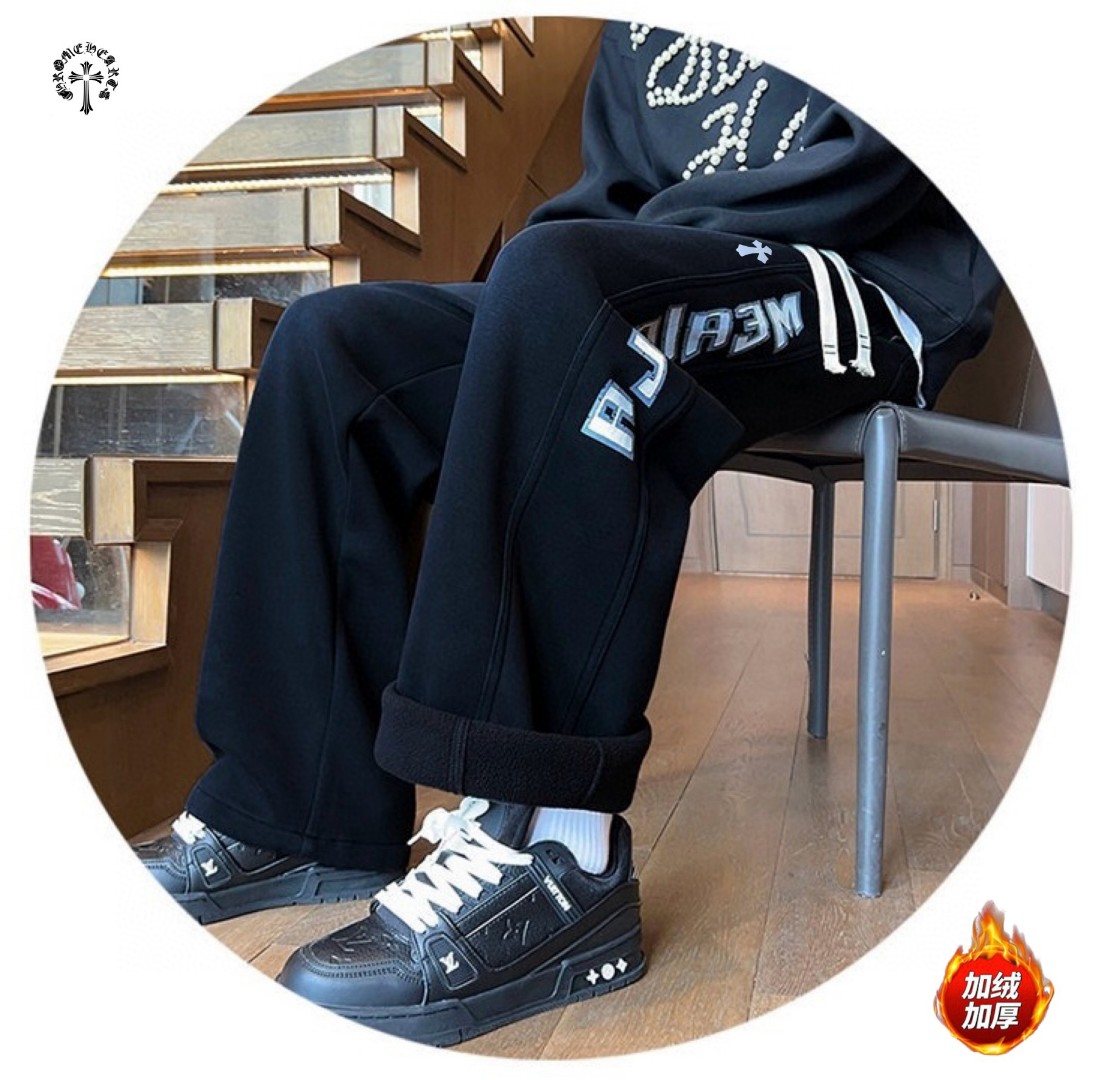 💰150
CHROME HEARTS✘克罗心海外版26ss🔥新款水洗磨毛刺绣涂鸦串标相拼加绒加厚休闲运动裤
    裤子版型宽松  细节完美  全棉针织加绒加厚面料耐磨耐脏 立体裁剪宽松版型   进口机器印花反复水洗不会开裂脱落   男女同款情侣款
颜色:  黑色    
尺码：M-3XL
           裤长         腰围          臀围
M         96            76            106
L          97            80            110
XL        98            84            114
2XL    100            88            118
3XL    102            92            122