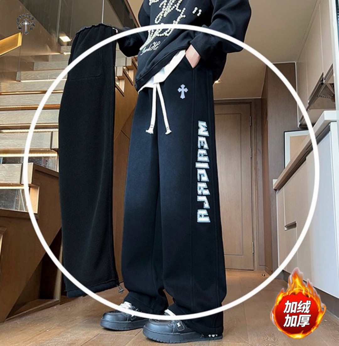 💰150
CHROME HEARTS✘克罗心海外版26ss🔥新款水洗磨毛刺绣涂鸦串标相拼加绒加厚休闲运动裤
    裤子版型宽松  细节完美  全棉针织加绒加厚面料耐磨耐脏 立体裁剪宽松版型   进口机器印花反复水洗不会开裂脱落   男女同款情侣款
颜色:  黑色    
尺码：M-3XL
           裤长         腰围          臀围
M         96            76            106
L          97            80            110
XL        98            84            114
2XL    100            88            118
3XL    102            92            122