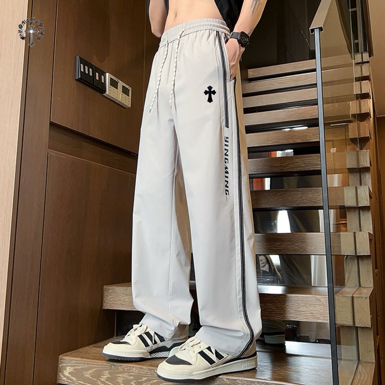🛒购物价：💰140
CHROME HEARTS✘克罗心海外版25ss🔥新款两色高品质休闲运动串标工装伞兵裤
    裤子版型宽松  细节完美  采用水洗薄款工装纯棉面料耐磨耐脏 立体裁剪宽松版型   进口机器印花反复水洗不会开裂脱落   男女同款情侣款
颜色:  浅灰色   黑色     
尺码：M-2XL
           裤长         腰围          臀围
M         96            76            106
L          97            80            110
XL        98            84            114
2XL    100            88            118