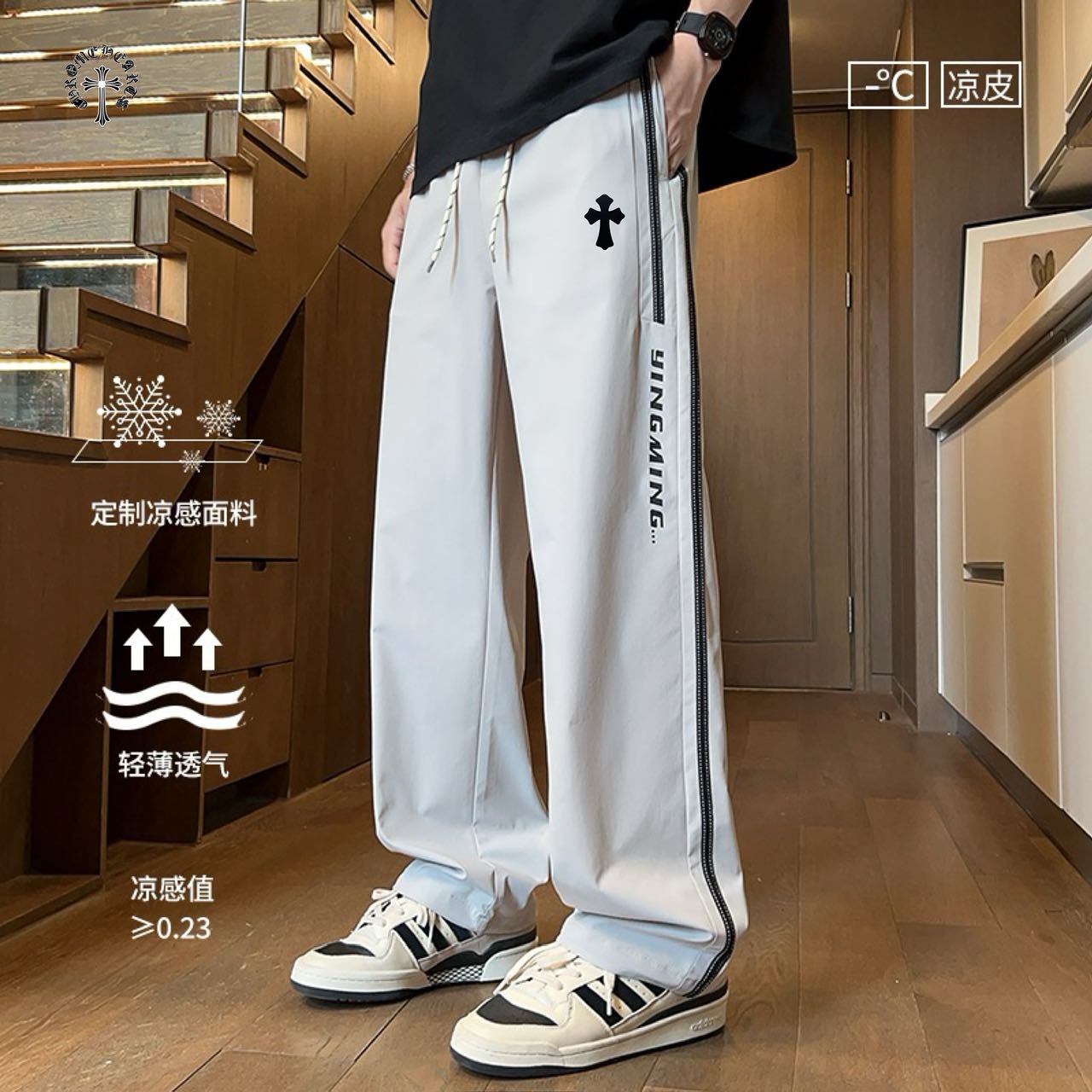 🛒购物价：💰140
CHROME HEARTS✘克罗心海外版25ss🔥新款两色高品质休闲运动串标工装伞兵裤
    裤子版型宽松  细节完美  采用水洗薄款工装纯棉面料耐磨耐脏 立体裁剪宽松版型   进口机器印花反复水洗不会开裂脱落   男女同款情侣款
颜色:  浅灰色   黑色     
尺码：M-2XL
           裤长         腰围          臀围
M         96            76            106
L          97            80            110
XL        98            84            114
2XL    100            88            118