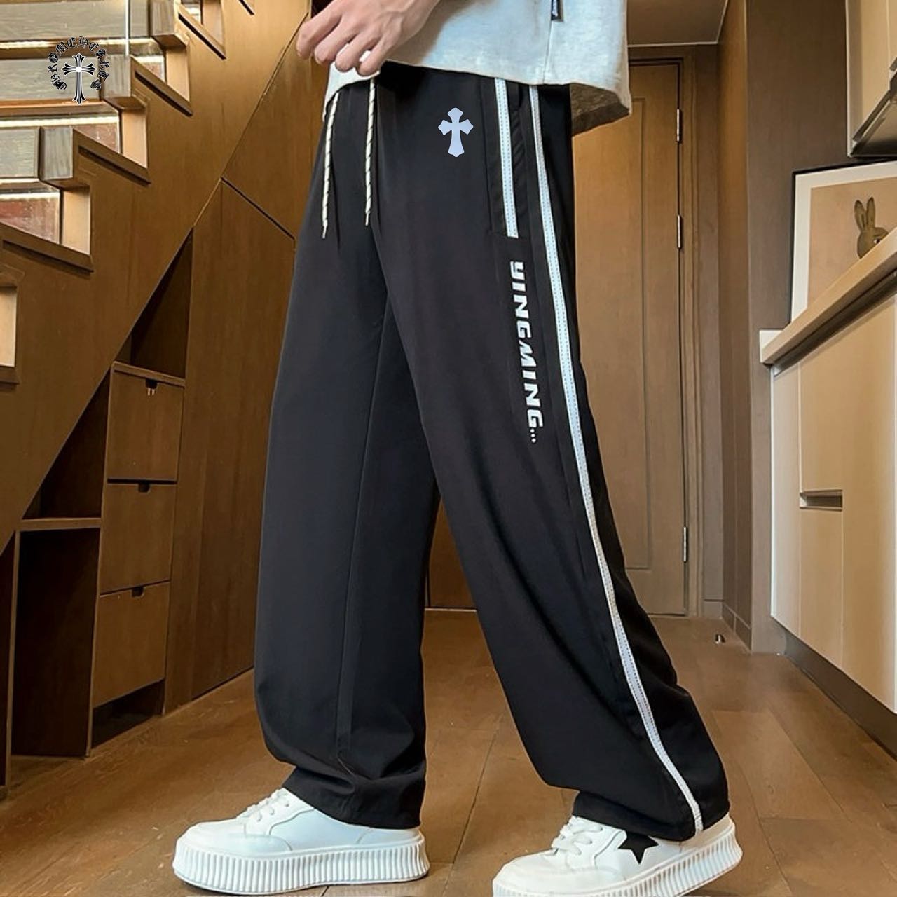 🛒购物价：💰140
CHROME HEARTS✘克罗心海外版25ss🔥新款两色高品质休闲运动串标工装伞兵裤
    裤子版型宽松  细节完美  采用水洗薄款工装纯棉面料耐磨耐脏 立体裁剪宽松版型   进口机器印花反复水洗不会开裂脱落   男女同款情侣款
颜色:  浅灰色   黑色     
尺码：M-2XL
           裤长         腰围          臀围
M         96            76            106
L          97            80            110
XL        98            84            114
2XL    100            88            118