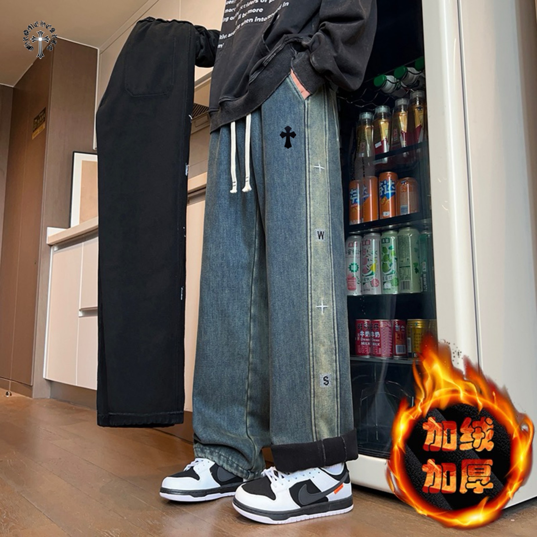 💰155
CHROME HEARTS✘克罗心海外版26ss🔥新款两色贴皮标重工水洗串标相拼加绒加厚牛仔裤
   裤子版型宽松  细节完美  水洗牛仔加绒加厚面料耐磨耐脏 立体裁剪宽松版型   进口机器印花反复水洗不会开裂脱落   男女同款情侣款
颜色: 黑色    复古蓝       
尺码：M-3XL
           裤长         腰围          臀围
M         96            76            106
L          97            80            110
XL       98            84            114
2XL    100           88            118
3XL    102           92            122