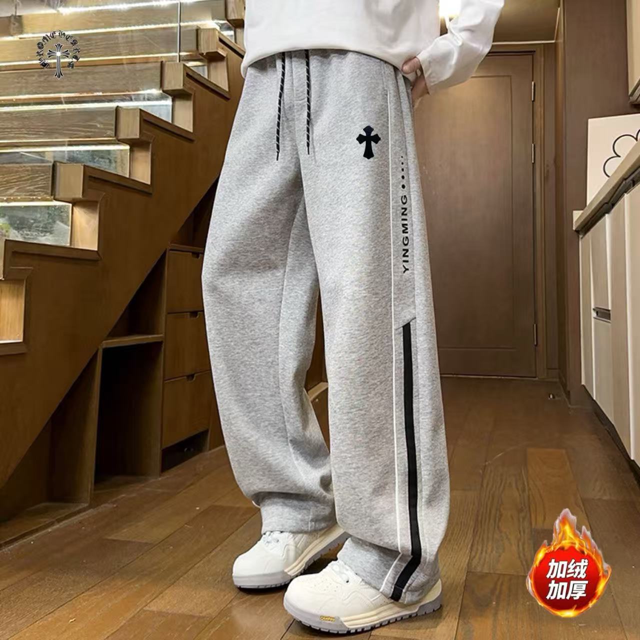 💰150
☞CHROME HEARTS✘克罗心海外版26ss🔥新款两色高品质串标相拼加绒加厚休闲运动长裤
    裤子版型宽松  细节完美  全棉加绒加厚针织面料耐磨耐脏 立体裁剪宽松版型   进口机器印花反复水洗不会开裂脱落   男女同款情侣款
颜色:  浅灰色    黑色
尺码：M-3XL
           裤长         腰围          臀围
M         96            76            106
L          97            80            110
XL        98            84            114
2XL    100            88            118
3XL    102            92            122