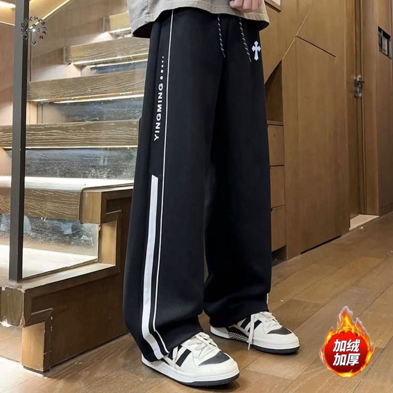 💰150
☞CHROME HEARTS✘克罗心海外版26ss🔥新款两色高品质串标相拼加绒加厚休闲运动长裤
    裤子版型宽松  细节完美  全棉加绒加厚针织面料耐磨耐脏 立体裁剪宽松版型   进口机器印花反复水洗不会开裂脱落   男女同款情侣款
颜色:  浅灰色    黑色
尺码：M-3XL
           裤长         腰围          臀围
M         96            76            106
L          97            80            110
XL        98            84            114
2XL    100            88            118
3XL    102            92            122