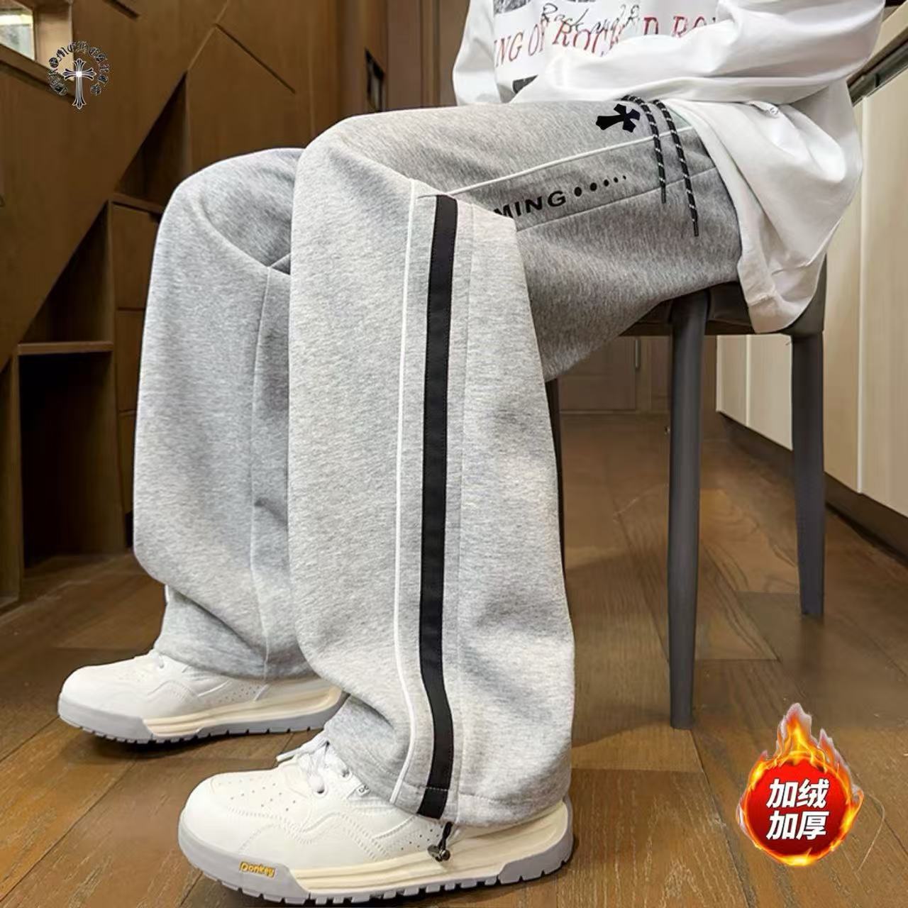 💰150
☞CHROME HEARTS✘克罗心海外版26ss🔥新款两色高品质串标相拼加绒加厚休闲运动长裤
    裤子版型宽松  细节完美  全棉加绒加厚针织面料耐磨耐脏 立体裁剪宽松版型   进口机器印花反复水洗不会开裂脱落   男女同款情侣款
颜色:  浅灰色    黑色
尺码：M-3XL
           裤长         腰围          臀围
M         96            76            106
L          97            80            110
XL        98            84            114
2XL    100            88            118
3XL    102            92            122