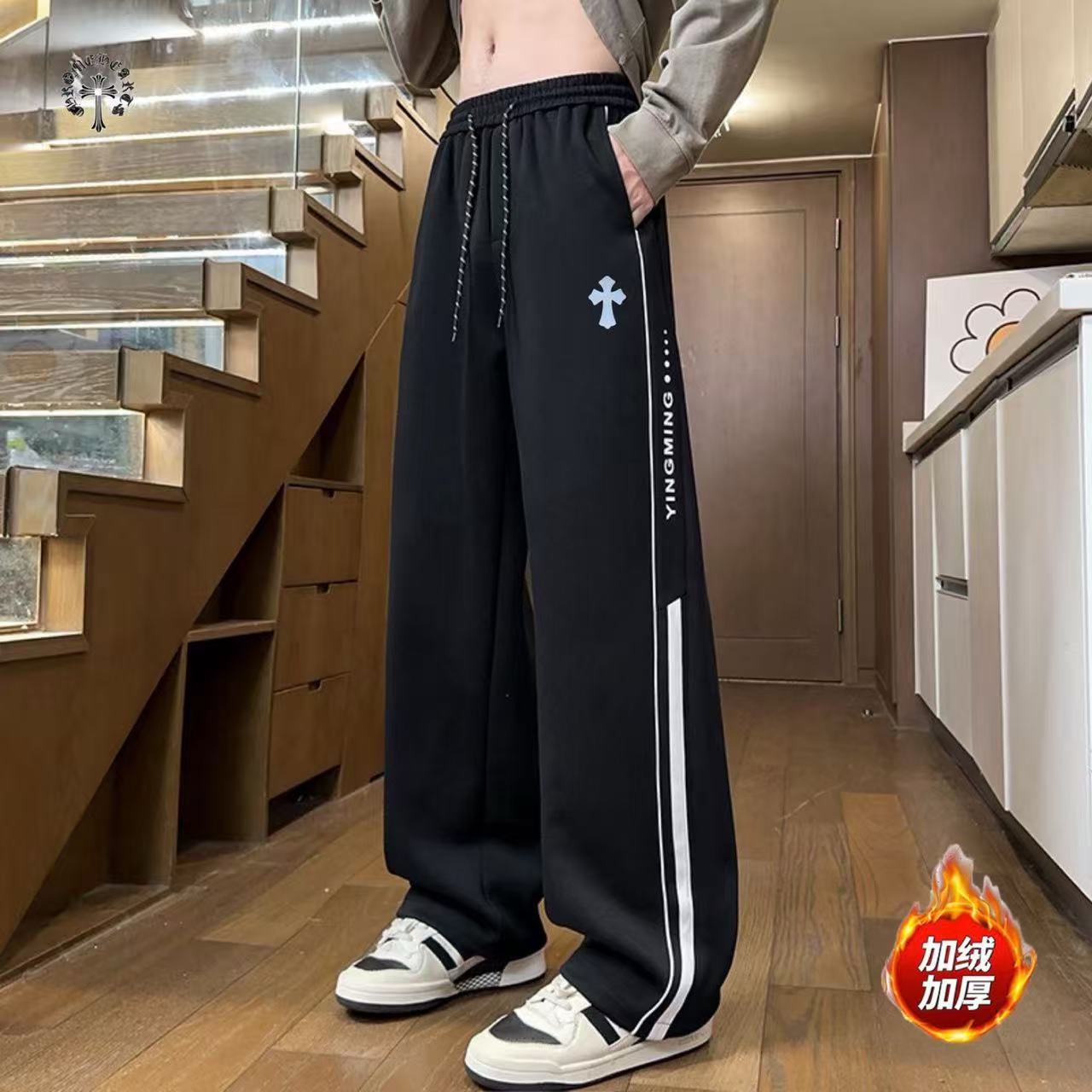 💰150
☞CHROME HEARTS✘克罗心海外版26ss🔥新款两色高品质串标相拼加绒加厚休闲运动长裤
    裤子版型宽松  细节完美  全棉加绒加厚针织面料耐磨耐脏 立体裁剪宽松版型   进口机器印花反复水洗不会开裂脱落   男女同款情侣款
颜色:  浅灰色    黑色
尺码：M-3XL
           裤长         腰围          臀围
M         96            76            106
L          97            80            110
XL        98            84            114
2XL    100            88            118
3XL    102            92            122