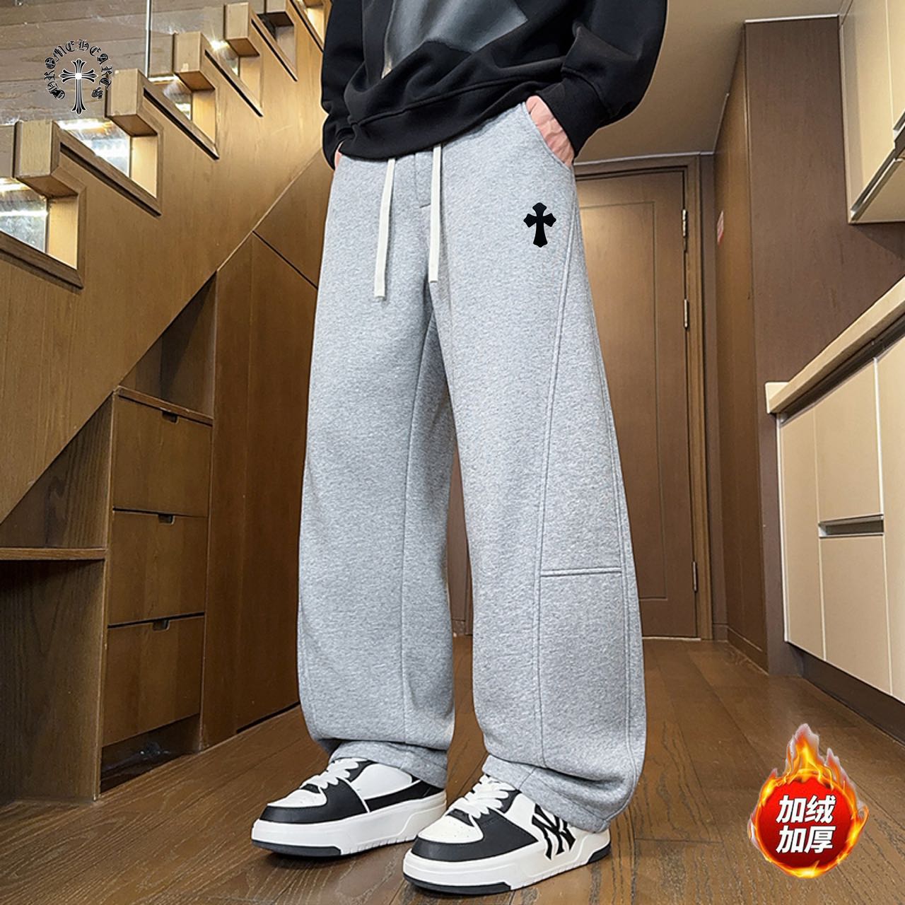 💰150
CHROME HEARTS✘克罗心海外版26ss🔥新款三色高品质水洗刺绣加绒加厚休闲运动裤
    裤子版型宽松  细节完美  全棉磨毛针织加绒加厚面料耐磨耐脏 立体裁剪宽松版型   进口机器印花反复水洗不会开裂脱落   男女同款情侣款
颜色:   藏青色    浅灰色    黑色
尺码：M-3XL
           裤长         腰围          臀围
M         96            76            106
L          97            80            110
XL        98            84            114
2XL    100            88            118
3XL    102            92            122