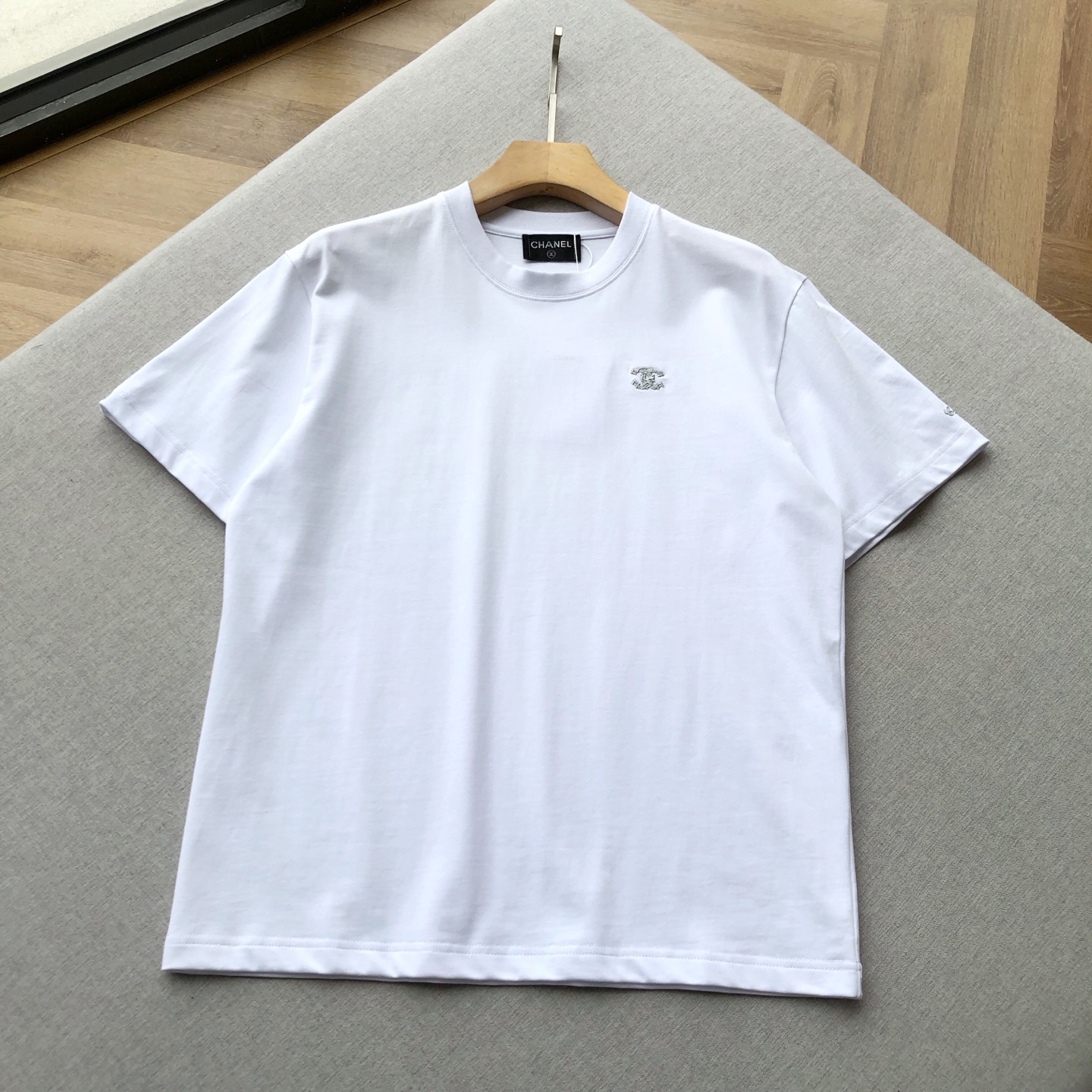 NO:154955,CH Xiaoxiang double CC silk thread embroidered couple logo short sleeves, classic reappearance!  High-luxury and charming fashion and versatile items, high-energy and practical wear styles, couples styles. Simple and easy-to-match classic black and white color matching, interpreting the refreshing and elegant summer. Worn-split flat cotton fabric and knitted micro-dense equipment production ensure the cutting shape and characteristics of the product, gentle and comfortable. The high-density knitting makes the double-layer tight collar ring unique and stylish, skin-friendly and refreshing, and single-wearing base are the best choice. The new three-dimensional relief double C letters, the perfect quality exclusive logo embroidery logo comes from the original professional craftsmanship, the silk thread design is round, plump and flat, and the sleeve and arm nameplate shape highlights the fashionable and luxurious atmosphere. Men and women's same style, color black and white, size XS-L, T-shirt, alexander wang19860909CH小香双CC丝线刺绣情侣款标识短袖 经典再现！高奢魅力的时尚百搭单品,高能实穿款,情侣款.简约好搭配的经典黑白配色,演绎夏天的清爽 优雅. 精纺平织棉面料, 针织微密型器械制作保证了产品的裁剪造型和特色,轻柔舒适.高密度的针织让双层紧密领圈别致有型,亲肤透爽性,单穿打底都是不二之选.全新立体浮雕型双C字母,完美品质的专属标识绣标来自原厂的专业工艺,运用丝线设计圆润饱满平整无比,袖臂铭牌造型彰显时尚奢华气息. 男女同款  颜色黑色 白色 尺寸XS-L,,T-shirt,alexander wang,Men's clothing