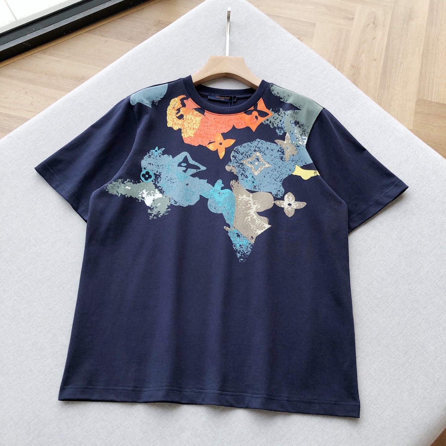 NO:154946,Currently, the QR code V Ocean Logo Pattern Dark Blue Knitted T-shirt This dark blue ocean jacquard pattern short-sleeved, with the ocean as the inspiration muse, injects the mystery and vitality of the deep ocean into the design, opening a conversation between fashion and nature. The high-quality cotton fabric is selected, with a dense and soft texture, skin-friendly and breathable, and is not easy to pill and deform, bringing a comfortable and lasting wear experience. The full ocean jacquard pattern is gorgeous and dazzling, with colorful colors like rippling blue waves. The artistic smudge effect forms a strong visual impact. Every detail is like a carefully carved ocean scroll, telling the freedom and romance of the nautical theme. The semi-hand wool hanging craftsmanship is blessed with strict requirements on the craftsmanship, ensuring that the jacquard is flat and delicate, demonstrating the brand's craftsmanship and quality pursuit.  Loose style design, suitable for diverse styles, whether paired with casual trousers or shorts, they can easily integrate into daily styles, inadvertently showing unique fashion taste, release personal charm, and make every appearance the focus. Men and women same style, dark blue, XS-L; flat measurement 1-3CM error XS: shoulder width 45 bust 112 long 70 sleeves 25 S: shoulder width 46 bust 116 long 72 sleeves 26 M: shoulder width 47 bust 120 long 74 sleeves 27 L: shoulder width 48 bust 124 long 76 sleeves 28 Girls choose XS; boys choose XS; 140-160 jin to choose S;  Select M codes for 160-180 jin; select L codes for 180-200 jin., shorts, T-shirt, tees, t-shirt, alexander wang19860909目前齐码 V海洋标识图案深蓝色针织T恤 这款深蓝色海洋提花图案短袖,以海洋为灵感缪斯,将深邃海洋的神秘与活力注入设计,开启一场时尚与自然的对话. 精选优质棉质面料,质地密实柔软,亲肤透气,不易起球变形,带来舒适且持久的穿着体验.全幅海洋提花图案绚丽夺目,色彩斑斓如碧波荡漾,艺术感十足的晕染效果形成强烈视觉冲击,每一处细节都似精心雕琢的海洋画卷,诉说着航海主题的自由与浪漫.半手工挂毛工艺加持,对工艺要求严苛,确保提花平整细腻,彰显品牌匠心与品质追求. 宽松版型设计,适配多元风格,无论是搭配休闲长裤还是短裤,皆能轻松融入日常造型,于不经意间展露独特时尚品味,释放个性魅力,让每一次亮相都成为焦点.  男女同款,深蓝色,XS-L码； 平铺测量1-3CM误差 XS码:肩宽45胸围112衣长70袖子25 S码:肩宽46胸围116衣长72 袖子26 M码:肩宽47胸围120衣长74袖子27 L码:肩宽48胸围124衣长76 袖子28 女生选择XS码； 男生 140斤以下选择XS码；140-160斤选择S码； 160-180斤选择M码；180-200斤选择L码.,,shorts,T-shirt,tees，t-shirt,alexander wang,Men's clothing