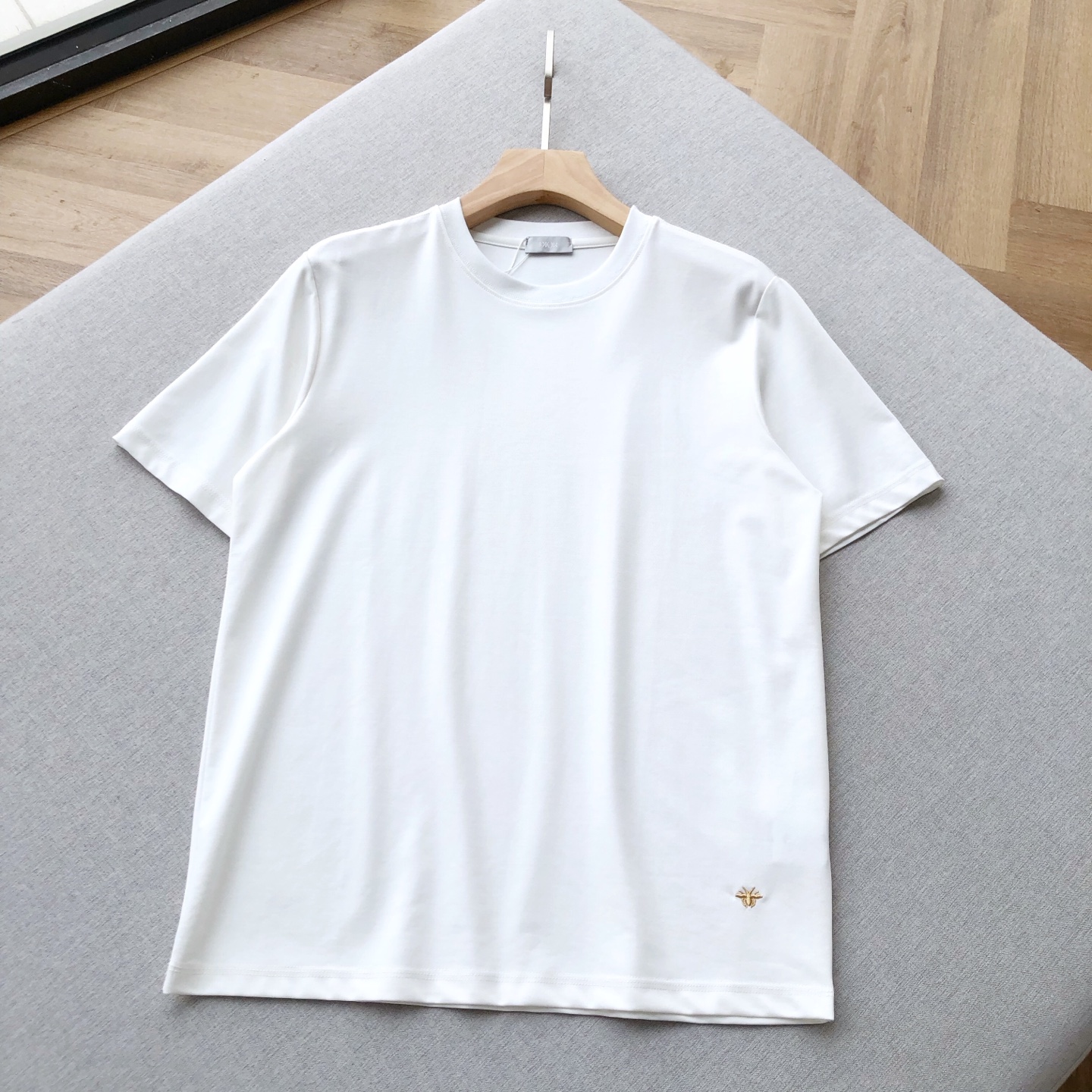 NO:449746,Xiaodi's gold-line bee embroidered pure cotton short-sleeved T-shirt on hem, fashionable and versatile Little Bee classic T, Xiaodi's high-end minimalist series, loose OS style cut, not picky about people!  Customer-supplied high-weight knitted cotton fabric, which feels very solid, soft and skin-friendly, very breathable, and has a crisp and styling appearance. The little bee gold embroidery logo embellishes at the hem, low-key without losing its connotation. The style is simple and elegant, fashionable and stylish, and is an indispensable TEE in summer! Men and women are the same style, black white; XS-L; Flat measurement 1-3CM error XS: Shoulder width 43 bust 102 long 69 sleeves 24 S: Shoulder width 44 bust 106 long 71 sleeves 24.5 M: Shoulder width 45 bust 110 long 73 sleeves 25 L: Shoulder width 46 bust 114 long 75 sleeves 25.5 Girls choose XS; boys choose XS; 135-150 jin choose S;  150-170 jin choose M code; 170-185 jin choose L code.,T-shirt,tees,t-shirt,alexander wang19860909小迪下摆金线蜜蜂刺绣纯棉短袖T恤 时髦百搭小蜜蜂经典T,小迪高级极简系列,宽松OS版型裁剪,不挑人款！客供高克重针织纯棉布面料,手感非常扎实,柔软亲肤的体感,十分透气,面料挺括显型.下摆小蜜蜂金色刺绣logo点缀,低调而不失内涵.款式简洁大方,时尚有型,是夏日不可或缺的TEE! 男女同款,黑色 白色；XS-L码； 平铺测量1-3CM误差 XS码:肩宽43胸围102衣长69袖子24 S码:肩宽44胸围106衣长71袖子24.5 M码:肩宽45胸围110衣长73袖子25 L码:肩宽46胸围114衣长75 袖子25.5 女生选择XS码； 男生 135斤以下选择XS码；135-150斤选择S码； 150-170斤选择M码；170-185斤选择L码.,,T-shirt,tees，t-shirt,alexander wang,Men's clothing