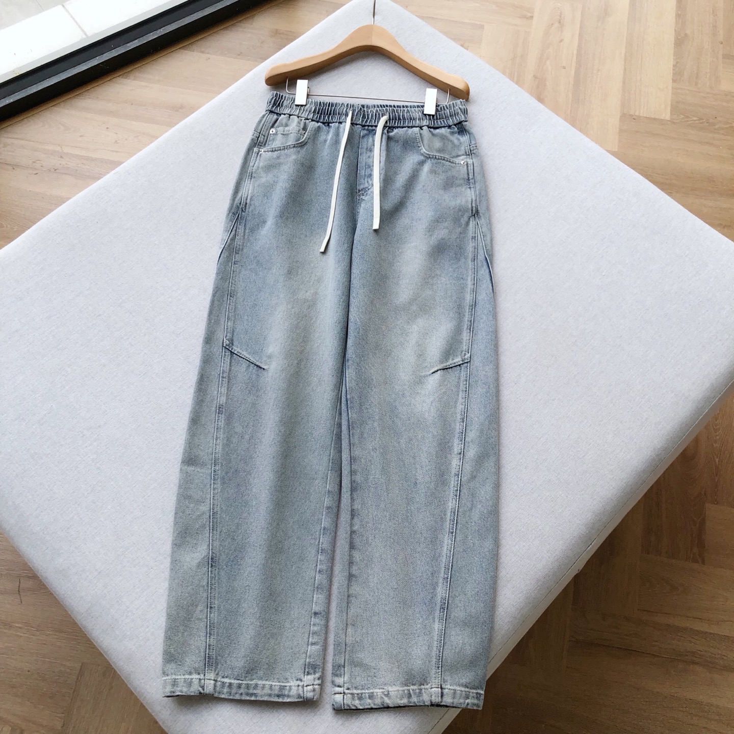 NO:139640,BV scimitar retro wash blue straight jeans unlock new fashion attitude, just look at this Bott**Veneta scimitar blue jeans!  It is made of pure cotton fabric, comfortable and skin-friendly, breathable and wear-resistant. The loose style has its own casual and unrestrained temperament, perfectly accommodates all leg shapes, whether it is casual or fashionable party. The high-waist drawstring design not only cleverly embellishes the waistline, but also adds a bit of casualness. It can be adjusted freely and is suitable for different wear needs. The unique scimitar cutter is fitted with ergonomics, extends smoothly from the thighs to the trouser legs, naturally outlines the leg lines, and shows chicness when walking. The exquisite stitching and hardware details show the ingenuity and quality, and the low-key reveals luxury. The side pocket design is practical and fashionable. You can concave the super cool shape with just one insert. Wear it, you will be the most beautiful boy on the street, easily interpreting the unique charm of Italian fashion!  Men's style, wash blue; XS-L; Flat measurement 1-3CM error XS: waist circumference 76 crotch position 34 leg circumference 66 trousers length 106 S: waist circumference 79.5 crotch position 35 leg circumference 68 trousers length 107 M: waist circumference 83 crotch position 36 leg circumference 70 trousers length 108 L: waist circumference 86.5 crotch position 37 leg circumference 72 trousers length 109 PS: waist circumference is elastic, each size can stretch to about 6CM Size recommended XS code below 135 catties; S code 135-150 catties; M code 150-170 catties; L code 170-185 catties.,,bottega veneta,bottega veneta,jeans,alexander wang19860909BV弯刀复古水洗蓝色直筒牛仔裤 解锁时尚新态度,就看这条Bott**Veneta弯刀蓝牛仔裤！ 它以纯棉面料打造,舒适亲肤,透气又耐磨 .宽松的版型,自带随性不羁的气质,完美包容各种腿型,无论是休闲出街还是时尚派对,都能轻松hold住全场. 高腰抽绳设计,不仅巧妙修饰腰线,更增添了几分休闲感,可自由调节的松紧,适配不同穿着需求.独特的弯刀剪裁,贴合人体工学,从大腿到裤脚流畅延伸,自然勾勒腿部线条,走路间尽显潇洒. 精致的缝线与五金细节,彰显匠心品质,低调中透露着奢华.侧边口袋设计,实用又时髦,随手一插,就能凹出超酷造型.穿上它,你就是街头最靓的仔,轻松演绎意式时尚的独特魅力！ 男款,水洗蓝；XS-L码； 平铺测量1-3CM误差 XS码:腰围76裆位34腿围66裤长106 S码:腰围79.5裆位35腿围68裤长107 M码:腰围83裆位36腿围70裤长108 L码:腰围86.5裆位37腿围72裤长109 PS:裤腰有弹性,每码可拉伸至6CM左右 尺码推荐 135斤以下选择XS码；135-150斤选择S码； 150-170斤选择M码；170-185斤选择L码.,,bottega veneta,bottega veneta,jeans,alexander wang,Men's clothing