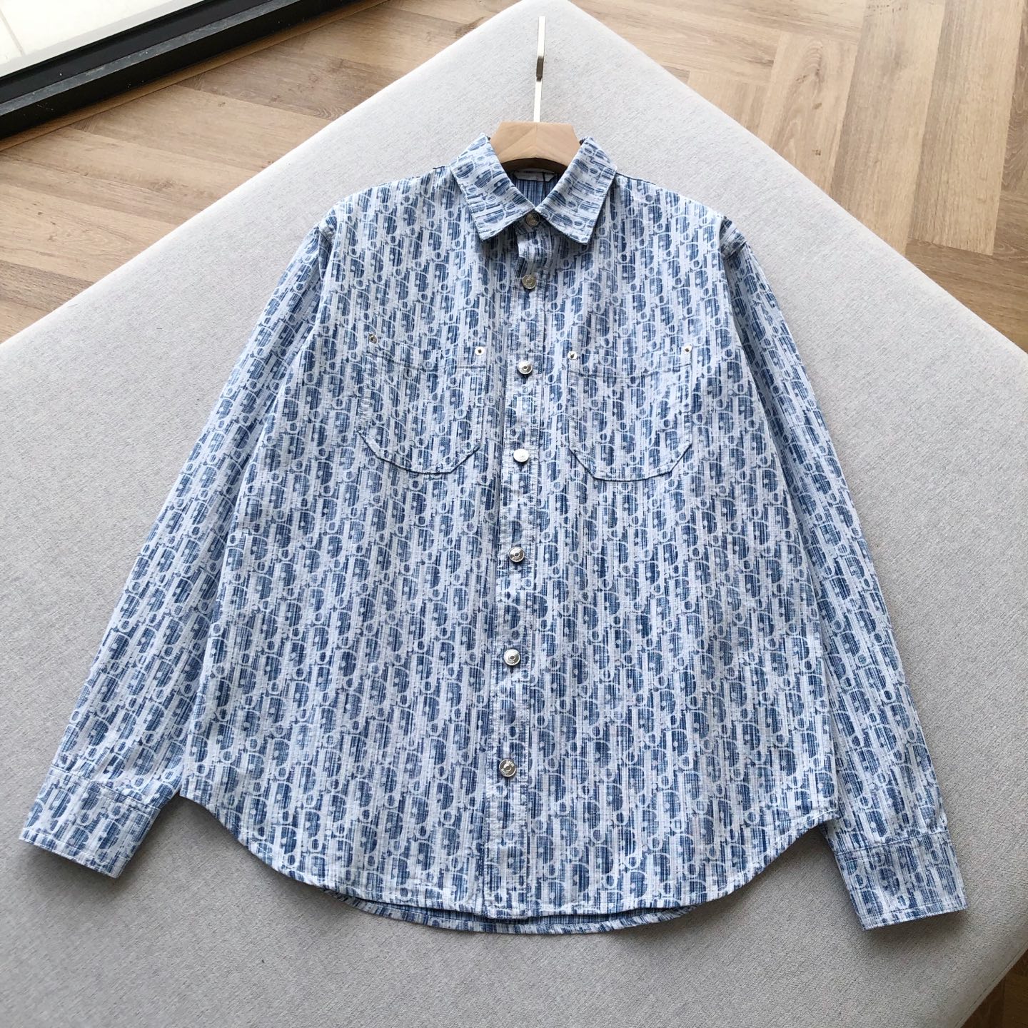 NO:152123,Xiaodi Classic Blue Presbyterian Shirt Style Jacket This blue presbyterian jacquard shirt perfectly combines classic and fashion. It is selected for pure cotton material, soft and skin-friendly, breathable and comfortable, bringing a comfortable wearing experience. The iconic presbyterian pattern is presented in jacquard craftsmanship, exquisite and delicate, showing luxurious style, and each texture tells the profound heritage of the brand. Italian style is craftsmanship, neat and smooth, and the style is versatile and not picky. Whether it is to wear it alone to show personality or to layer it as a coat, it can be easily controlled. The exquisite 