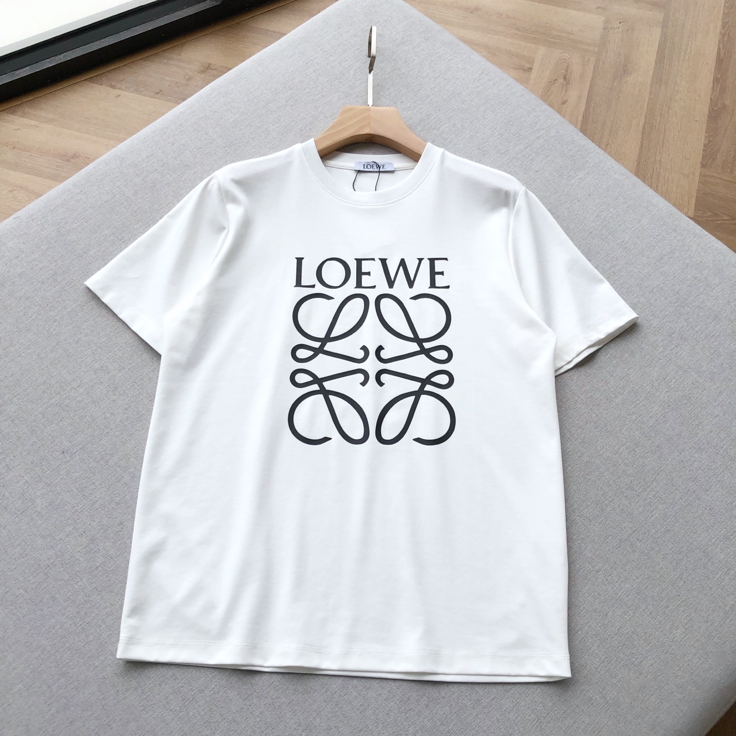 NO:152119,LW contrasting color large logo print couple short-sleeved T-shirt with a very recognizable large letter print on the front is Loe**'s signature element, ostentatious and eye-catching, cleverly blending the brand's classic and modern fashion. The unique design breaks the monotony and easily becomes the focus of dressing. Whether it is paired with jeans to create a casual style or sports shorts to show vitality and dynamic, it can be perfectly controlled. It uses high-weight pure cotton fabric with a full texture. This fabric has an excellent drape, the upper body is crisp and stylish, and it is soft and skin-friendly. It is comfortable and comfortable to wear with close body, and has excellent breathability. Even in the hot summer, it can allow the skin to breathe freely. The same style for men and women, black blue white, XS-L size!  1-3CM error in flat measurement XS code: Shoulder width 43 bust 104 clothes 70 sleeves 24 S code: Shoulder width 44 bust 108 clothes 72 sleeves 24.5 M code: Shoulder width 45 bust 112 clothes 74 sleeves 25 L code: Shoulder width 46 bust 116 clothes 76 sleeves 25.5 Girls choose XS code; boys choose XS code below 135 catties; 135-150 catties choose S code; 150-170 catties choose M code; 170-catties choose L code.,,loewe, shorts, jeans, T-shirt,tees, t-shirt,alexander wang19860909LW撞色大logo印花情侣款短袖T恤 正面极具辨识度的大字母印花,是Loe**标志性元素,张扬而醒目,巧妙融合了品牌经典与现代时尚.独特的设计,打破单调,轻松成为穿搭焦点,无论是搭配牛仔裤打造休闲随性风,还是配上运动短裤展现活力动感,都能完美驾驭. 它采用高克重纯棉面料,质感满满.这种面料有着出色的垂坠感,上身挺括有型,同时又柔软亲肤,贴身穿舒适自在,透气性极佳,即使在炎炎夏日,也能让肌肤自由呼吸. 男女同款,黑色 蓝色 白色,XS-L码！ 平铺测量1-3CM误差 XS码:肩宽43胸围104衣长70袖子24 S码:肩宽44胸围108衣长72袖子24.5 M码:肩宽45胸围112衣长74袖子25 L码:肩宽46胸围116衣长76袖子25.5 女生选择XS码； 男生 135斤以下选择XS码；135-150斤选择S码； 150-170斤选择M码；170-斤选择L码.,,loewe,shorts,jeans,T-shirt,tees，t-shirt,alexander wang,Men's clothing