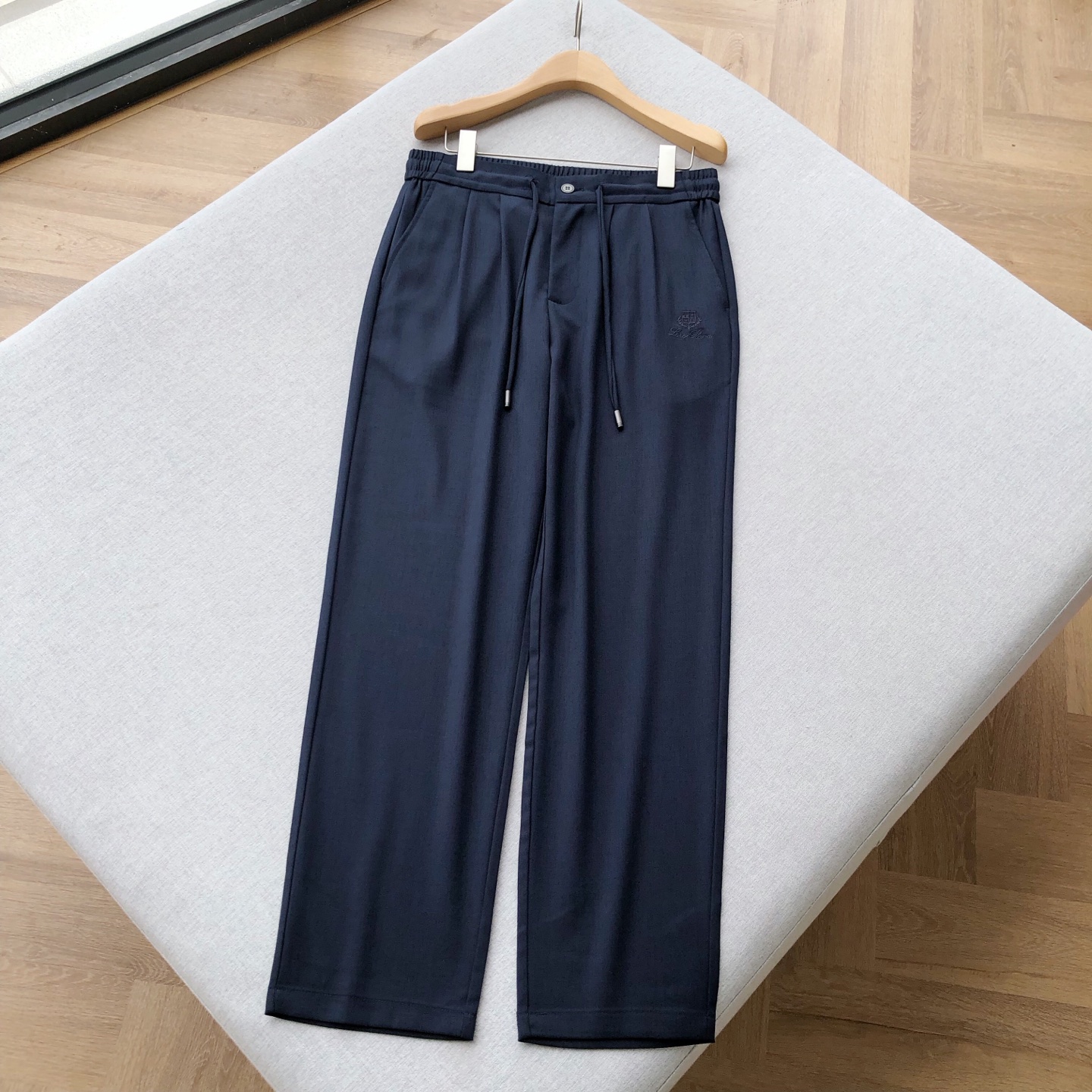 NO:524747,LP ink blue high quality ~ Men's elastic waist drawstring casual pants This LP ink blue casual pants show elegance and comfort. Deep ink blue, calm and high-end, suitable for a variety of occasions. The waist drawstring design and buttons are convenient for adjusting elasticity and adding a sense of detail. The brand's iconic embroidery and metal signs show luxury identity in a low-key manner. Selected 52 polyester fiber, 42 viscose, supplemented by 3 nylon and 3 spandex fabrics, combine a crisp texture and moderate elasticity, and wear freely and without restraint. The straight loose style modifies the legs and accommodates all kinds of figures. Whether it is paired with a simple T-shirt to create a casual and daily style or a shirt for business commuting, it can be easily controlled, and it is a high-quality choice to enhance the taste of the outfit. Men's style, ink blue, 31 32 33 34 35 36 sizes!  31 Measurement 1-3CM Error Size: Waist circumference 78 crotch position 30 leg circumference 60 hip circumference 104 trousers length 100 32 size: Waist circumference 80.5 crotch position 31 leg circumference 62 hip circumference 107 trousers length 101 33 size: Waist circumference 83 crotch position 31 leg circumference 64 hip circumference 110 trousers length 102 34 size: Waist circumference 85.5 crotch position 32 leg circumference 66 hip circumference 113 trousers length 103 35 size: Waist circumference 88 crotch position 33 leg circumference 68 hip circumference 116 trousers length 104 36 size: Waist circumference 90.5 crotch position 34 leg circumference 70 hip circumference 119 trousers length 105 PS: The waist is elastic, and each size can be stretched to about 8CM, loro piana,shirts,tees,t-shirt,alexander wang19860909LP墨蓝色高品质~男士松紧腰抽绳休闲裤 这款LP墨蓝色休闲裤,尽显优雅与舒适.深邃墨蓝,沉稳且高级,适配多种场合.腰部抽绳设计搭配纽扣,既方便调节松紧,又增添细节精致感. 品牌标志性刺绣与金属标牌,低调彰显奢华身份.精选52聚酯纤维、42粘胶,辅以3锦纶和3氨纶面料,兼具挺括质感与适度弹性,穿着自在无束缚. 直筒宽松版型,修饰腿型,包容各种身材.无论是搭配简约T恤打造休闲日常风,还是配上衬衫用于商务通勤,它都能轻松驾驭,是提升穿搭品味的优质之选. 男款, 墨蓝色,31 32 33 34 35 36码！ 平铺测量1-3CM误差 31码:腰围78裆位30腿围60臀围104裤长100 32码:腰围80.5裆位31腿围62臀围107裤长101 33码:腰围83裆位31腿围64臀围110裤长102 34码:腰围85.5裆位32腿围66臀围113裤长103 35码:腰围88裆位33腿围68臀围116裤长104 36码:腰围90.5裆位34腿围70臀围119裤长105 PS:裤腰有弹力,每码可拉伸至8CM左右,,loro piana,shirts,tees，t-shirt,alexander wang,Men's clothing