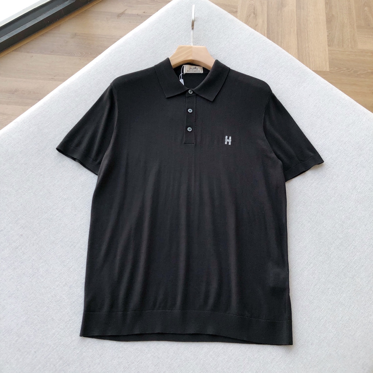 NO:524744,French high-luxury large H~ Couple black knitted Polo shirt This black knitted Polo short sleeve perfectly combines classic and fashion. The simple and smooth lines outline the elegant style. The classic Polo collar is matched with exquisite buttons, adding a bit of formality and ability, and easily adapted to multiple occasions. The iconic 'H' embroidery is low-key embellished on the chest, demonstrating the brand identity and unique charm. Selected high-quality fabrics, soft and delicate touch, good breathability, and comfortable and comfortable to wear. Whether you are paired with casual trousers to attend business occasions or walking on the street with jeans, you can show the wearer's high-end taste and elegant temperament. The same style for men and women, black, XS-L size!  1-3CM error in flat measurement XS code: shoulder width 45 bust 100 clothes length 70 sleeves 24.5 S code: shoulder width 46 bust 104 clothes length 72 sleeves 25 M code: shoulder width 47 bust 108 clothes length 74 sleeves 25.5 L code: shoulder width 48 bust 112 clothes length 76 sleeves 26 Girls choose XS code; boys choose XS code below 135 catties; 135-150 catties choose S code; 150-165 catties choose M code; 165-180 catties choose L code.,,jeans,T-shirt,alexander wang19860909法式高奢大H~情侣款黑色针织Polo衫 这款黑色针织Polo短袖,将经典与时尚完美融合.简洁流畅的线条勾勒出优雅版型,经典Polo领搭配精致纽扣,增添几分正式与干练,轻松适配多种场合. 标志性“H”刺绣低调点缀于胸前,彰显品牌身份与独特魅力.精选优质面料,触感柔软细腻,透气性佳,穿着舒适自在.无论是搭配休闲西裤出席商务场合,还是搭配牛仔裤漫步街头,都能展现出穿着者的高端品味与优雅气质. 男女同款,黑色,XS-L码！ 平铺测量1-3CM误差 XS码:肩宽45胸围100衣长70袖子24.5 S码:肩宽46胸围104衣长72 袖子25 M码:肩宽47胸围108衣长74袖子25.5 L码:肩宽48胸围112衣长76 袖子26 女生选择XS码； 男生 135斤以下选择XS码；135-150斤选择S码； 150-165斤选择M码；165-180斤选择L码.,,jeans,T-shirt,alexander wang,Men's clothing